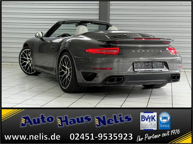 Porsche 911 view 7