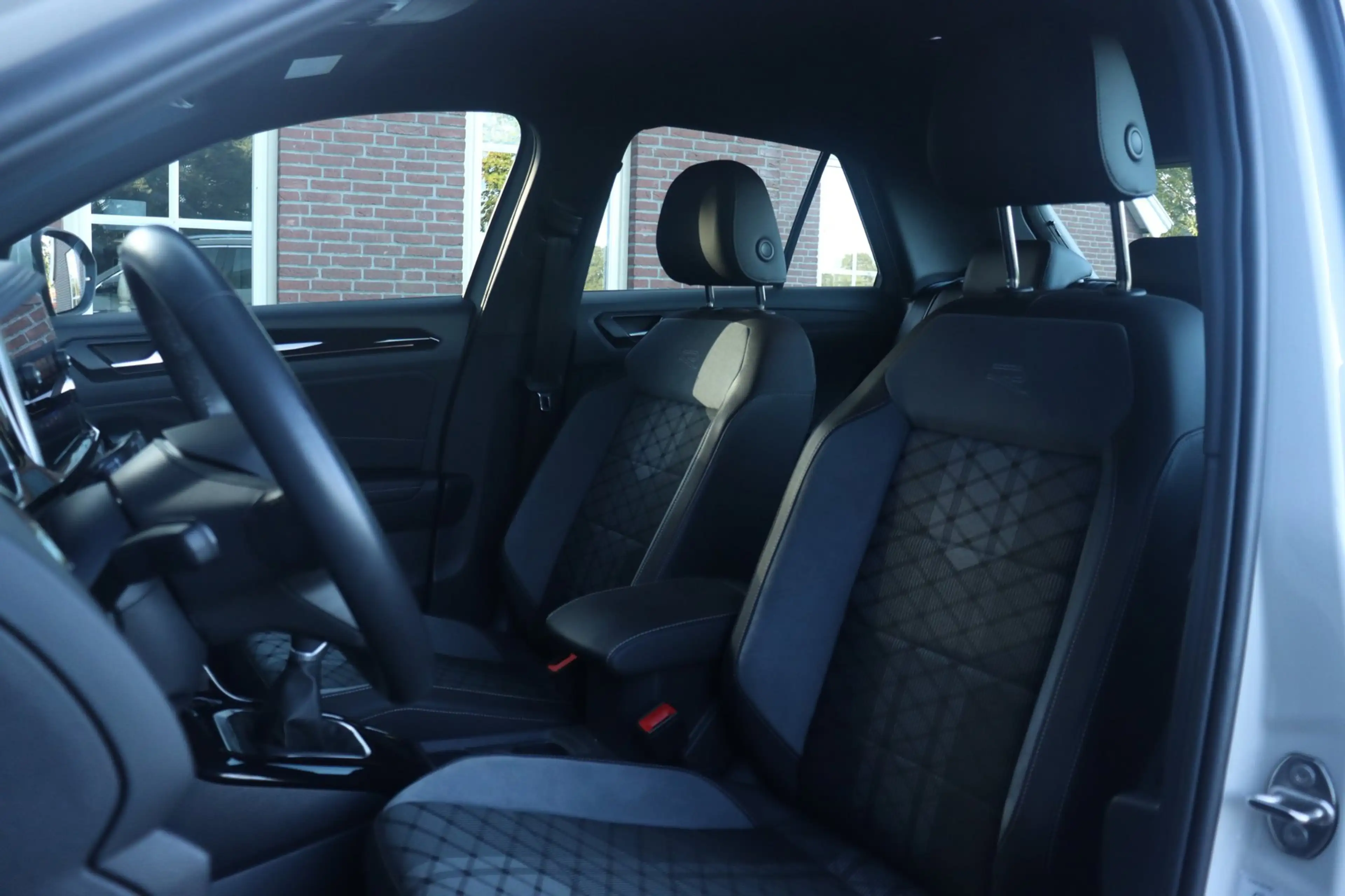 Volkswagen T-Roc 1.0 TSI R-Line — photo 10