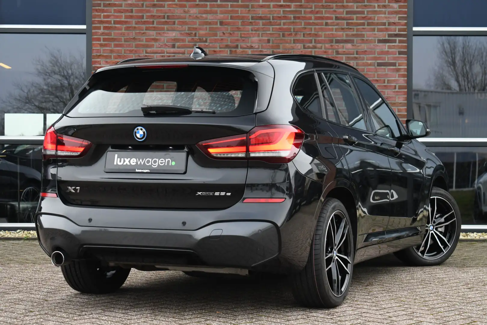BMW X1 xDrive25e M-Sport Pano HUD ACC Camera El-Klep Stuu Zwart - 2