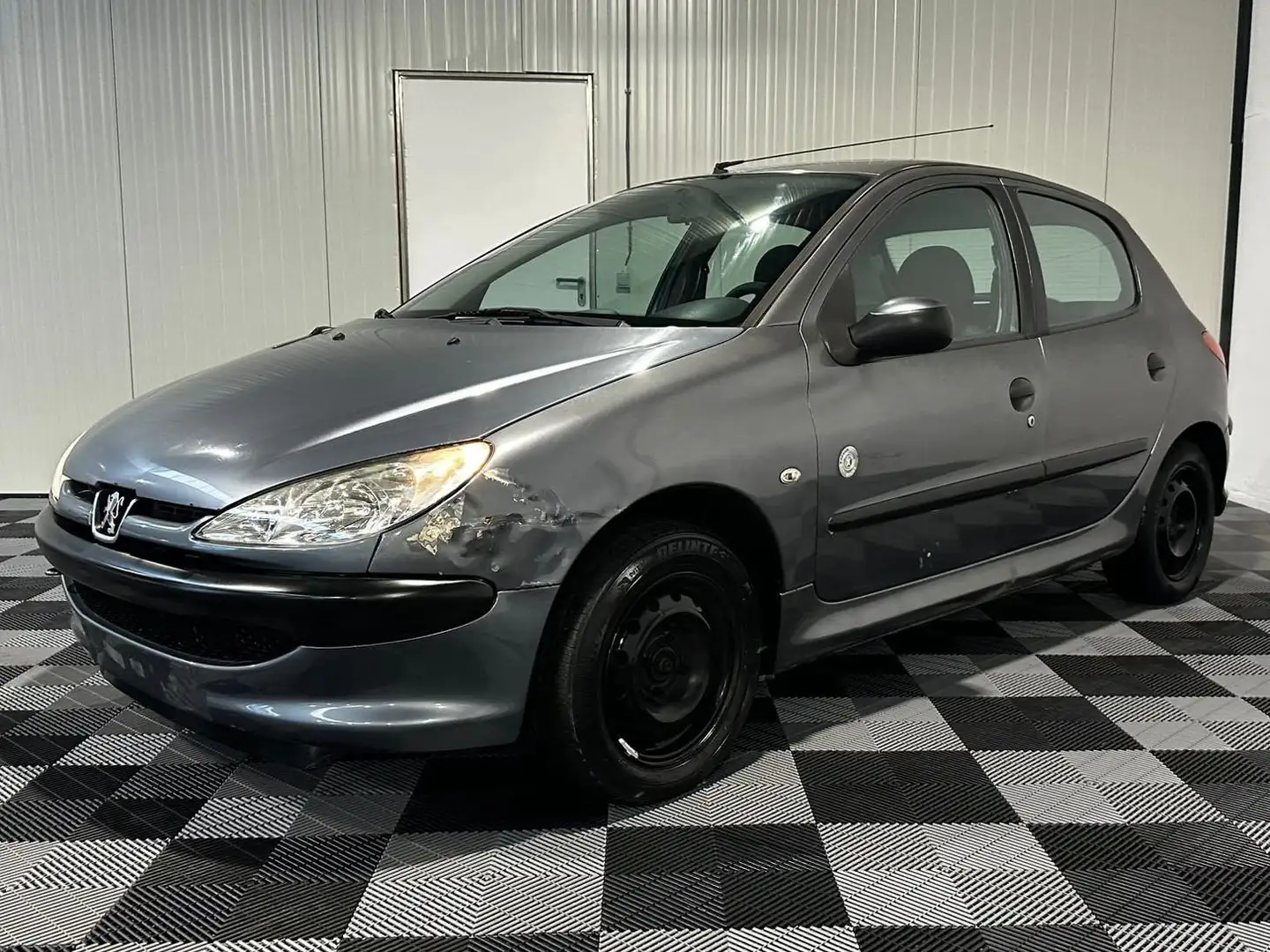 Peugeot 206 benzine 5-deurs bj. 2009 124000km Grijs - 1