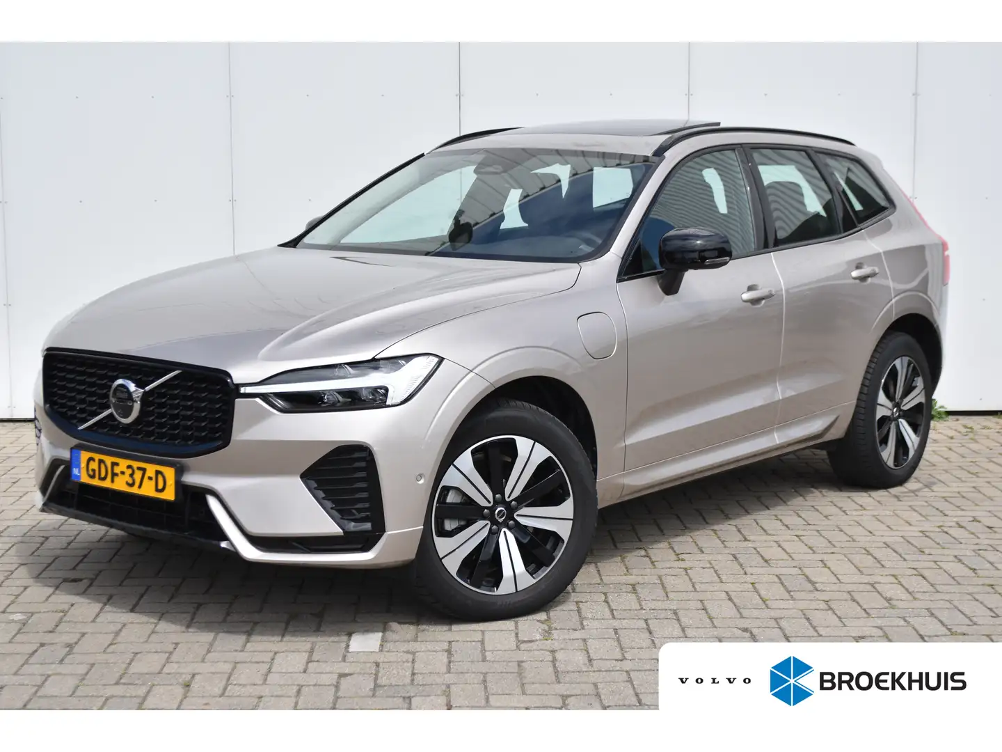 Volvo XC60 2.0 T6 Plug-in hybrid AWD Plus Dark | Pano | Trekh Grigio - 1