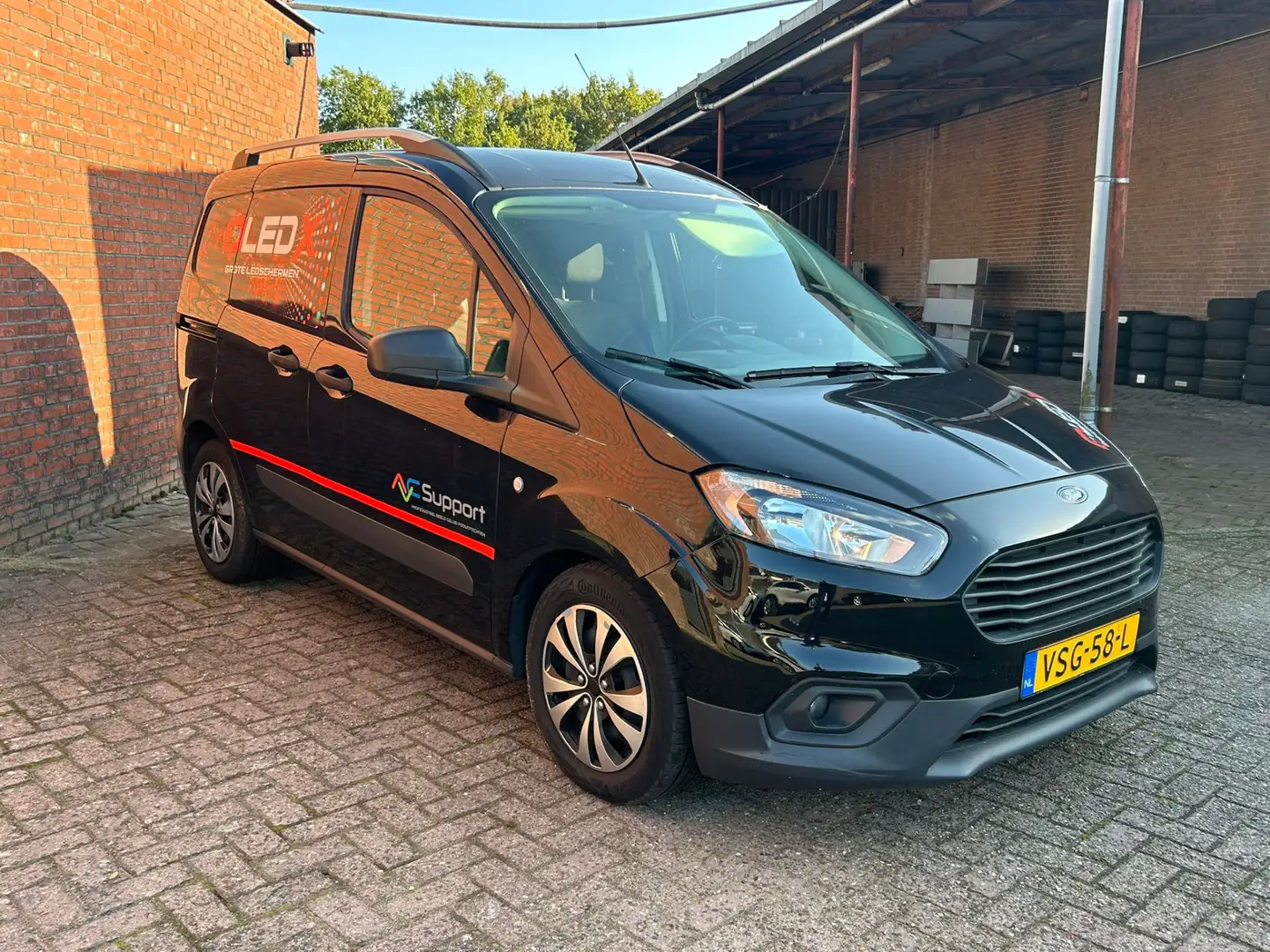 Ford Transit Courier 1.5 TDCI Trend Duratorq S&S SCHADE Zwart - 2