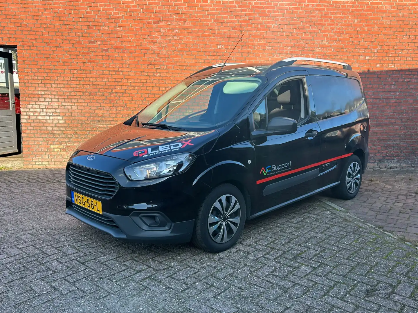 Ford Transit Courier 1.5 TDCI Trend Duratorq S&S SCHADE Zwart - 1