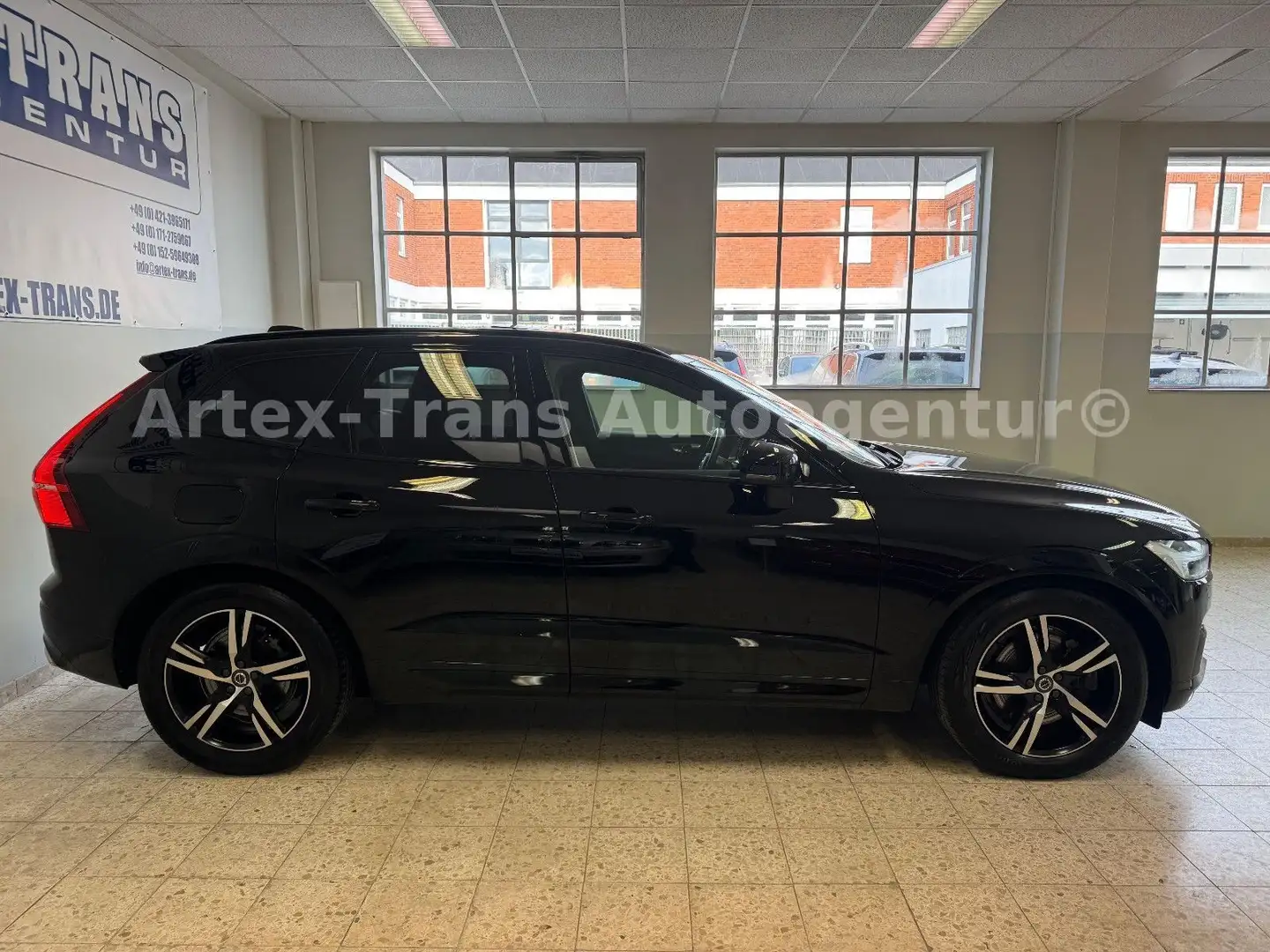 Volvo XC60 B5 R-Design AWD/PANO/LEDER/NAVI/KAMERA/SHZ Schwarz - 2