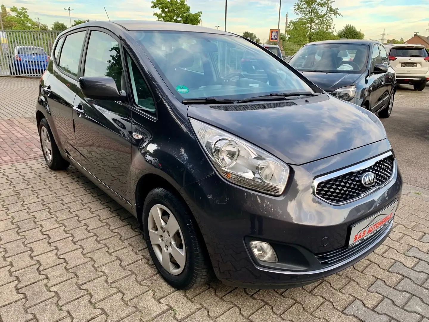 Kia Venga siva - 1