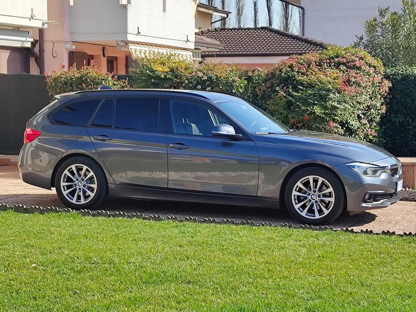 BMW 318 BMW 318D Business Advantage Aut. 150CV Gris - 1