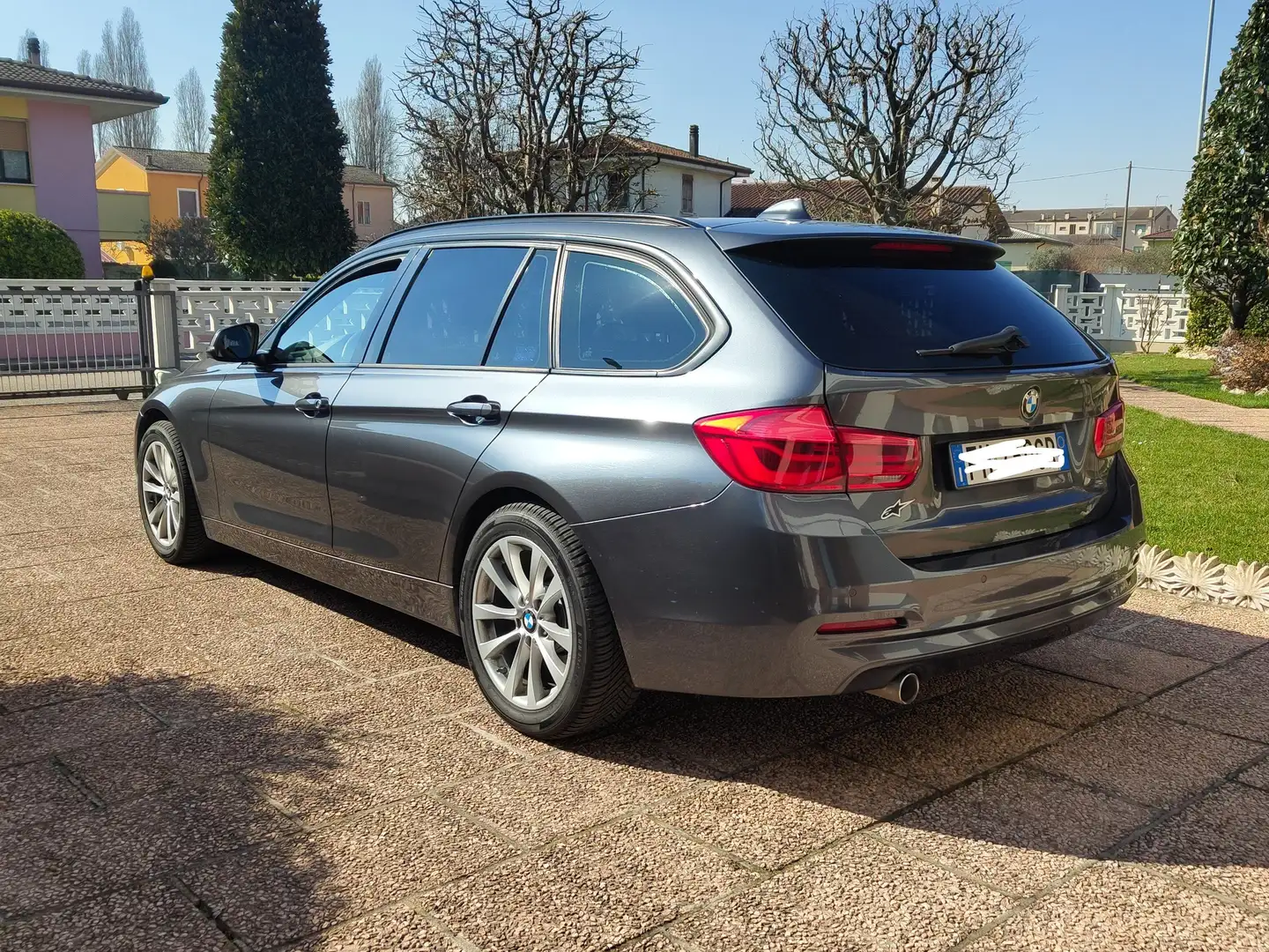 BMW 318 BMW 318D Business Advantage Aut. 150CV Gris - 2