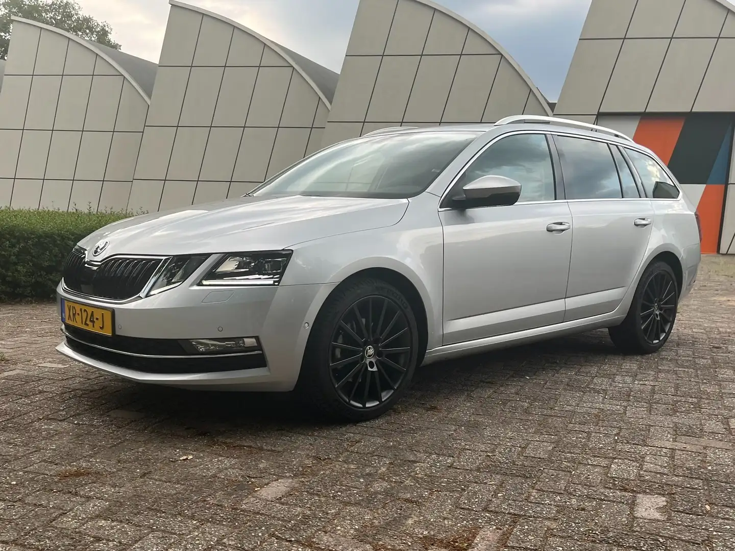 Skoda Octavia Octavia 1.0 TSI Gr St. Bns | LEDER | LED | AIRCARE Zilver - 1