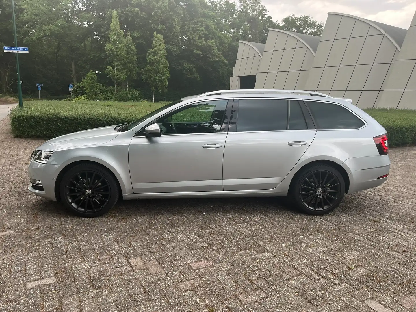 Skoda Octavia Octavia 1.0 TSI Gr St. Bns | LEDER | LED | AIRCARE Zilver - 2