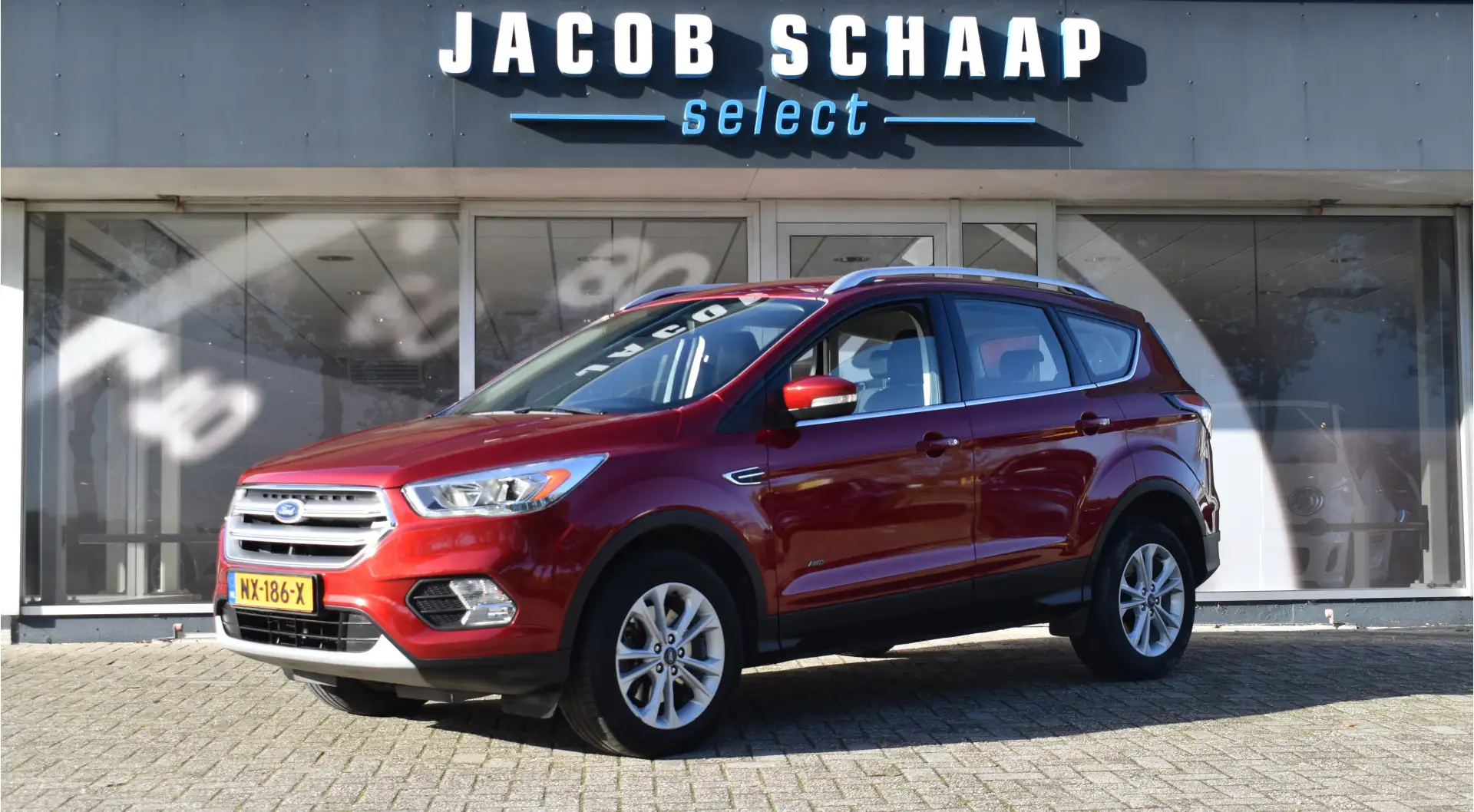 Ford Kuga 1.5 EcoBoost Titanium AWD Automaat / Navi / Clima Rood - 1