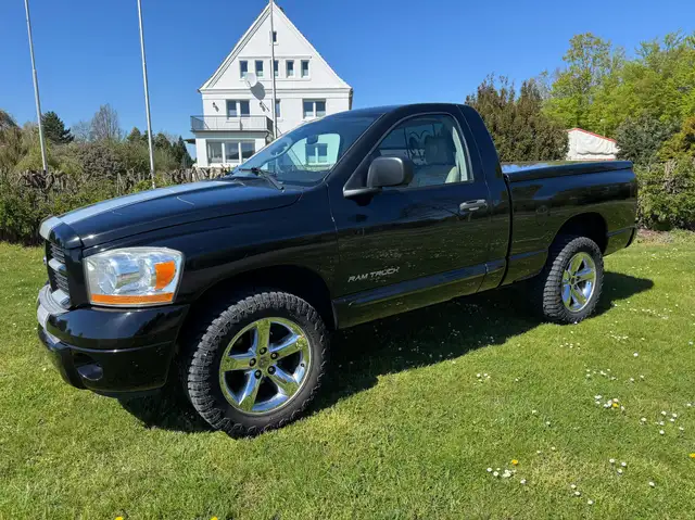 Dodge RAM 1500 4X4 Short Bed