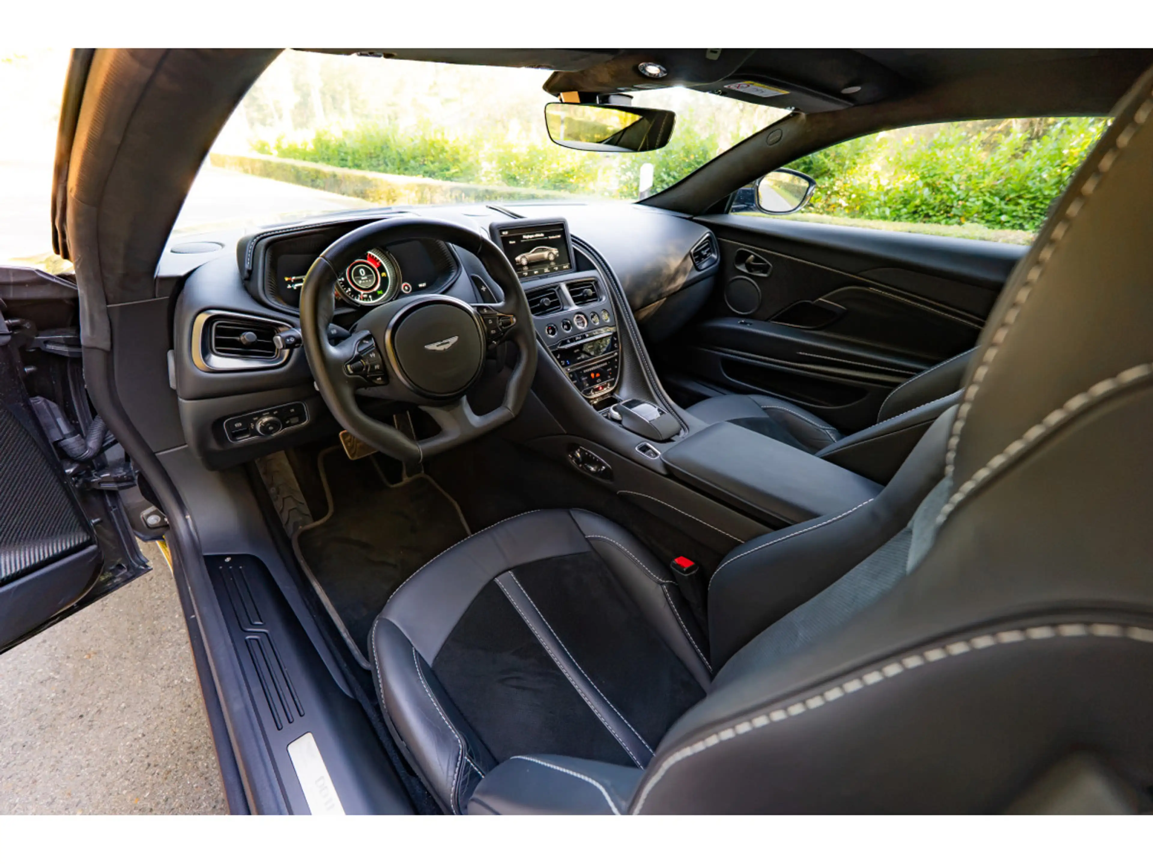 Aston Martin DB11 Coupe V8 510cv - First hand - Black Pack — photo 10
