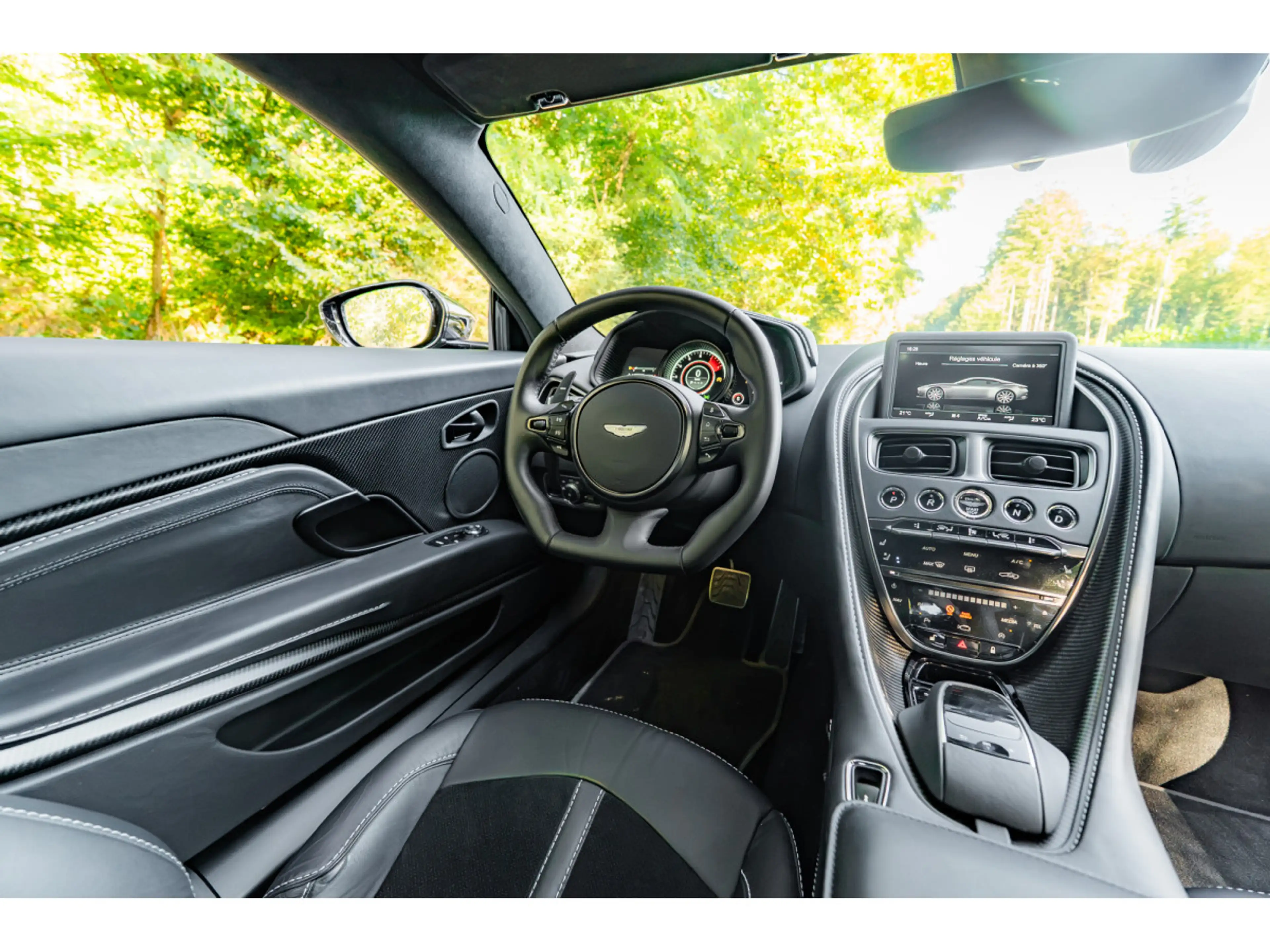 Aston Martin DB11 Coupe V8 510cv - First hand - Black Pack — photo 14