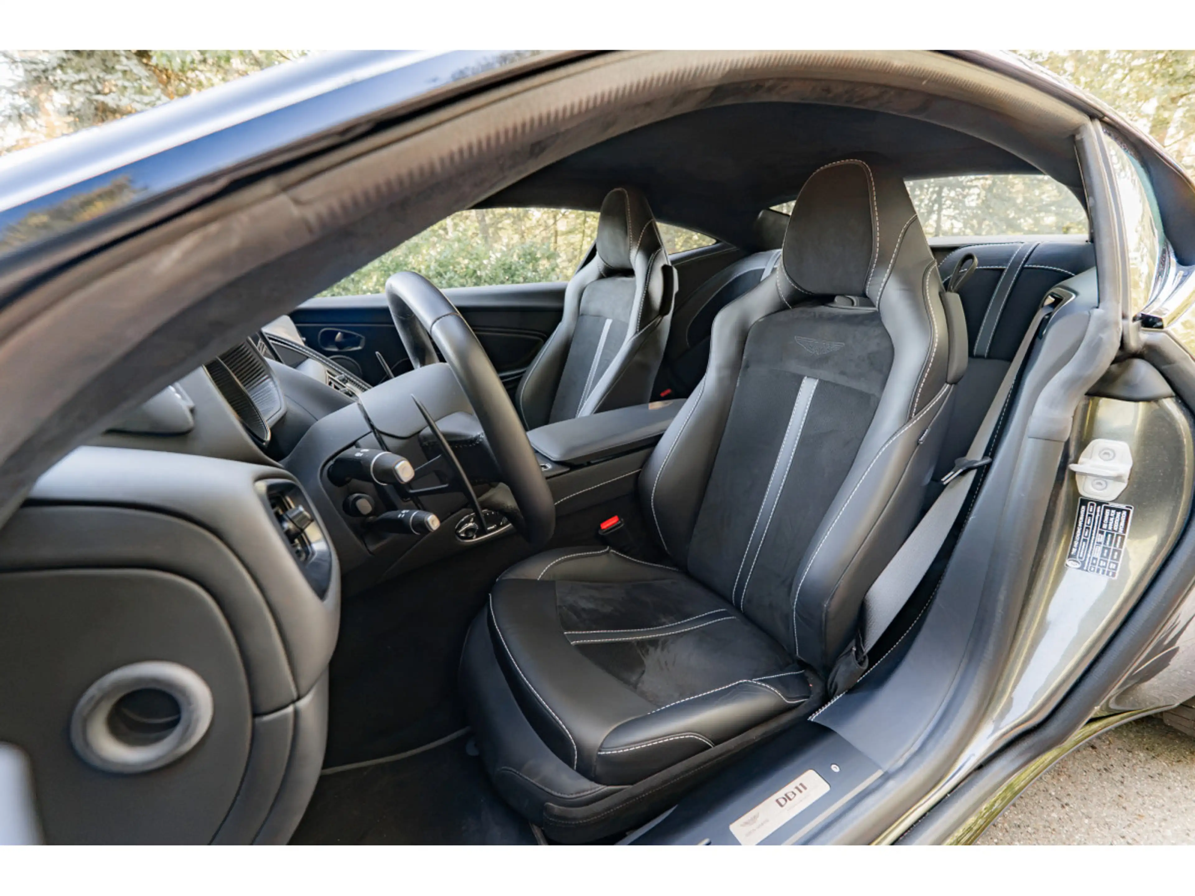 Aston Martin DB11 Coupe V8 510cv - First hand - Black Pack — photo 12