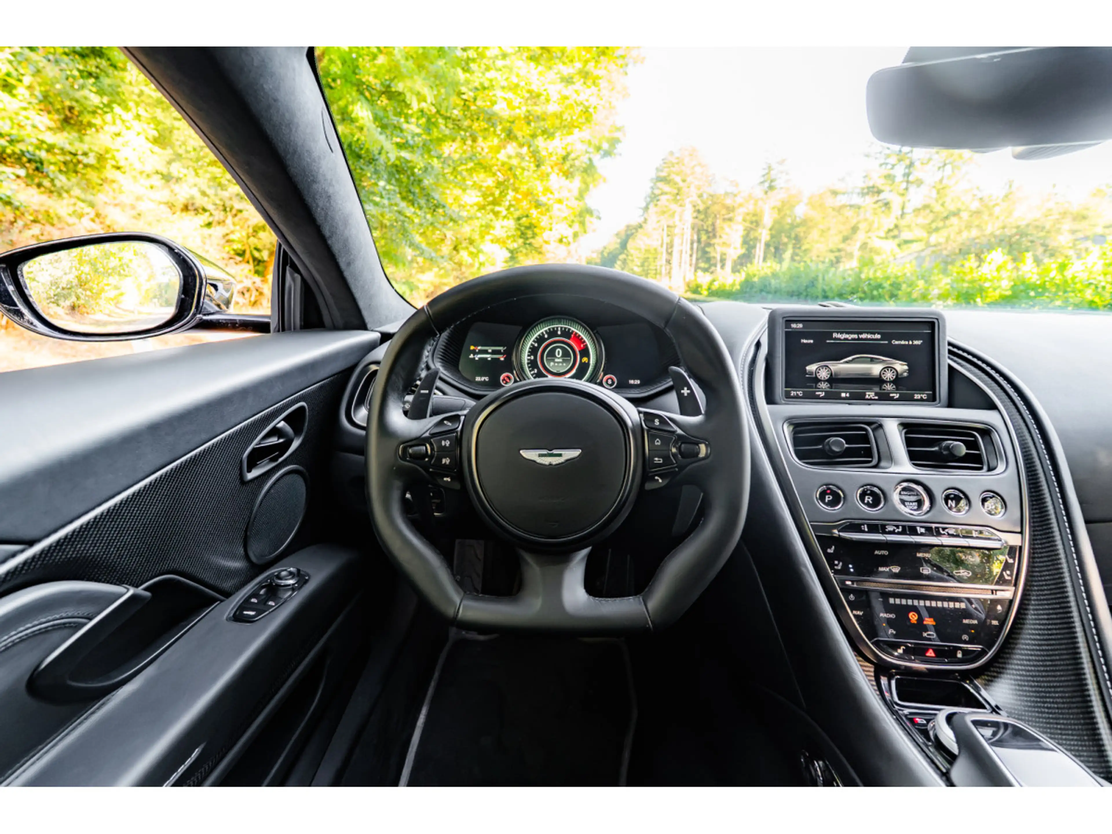Aston Martin DB11 Coupe V8 510cv - First hand - Black Pack — photo 11
