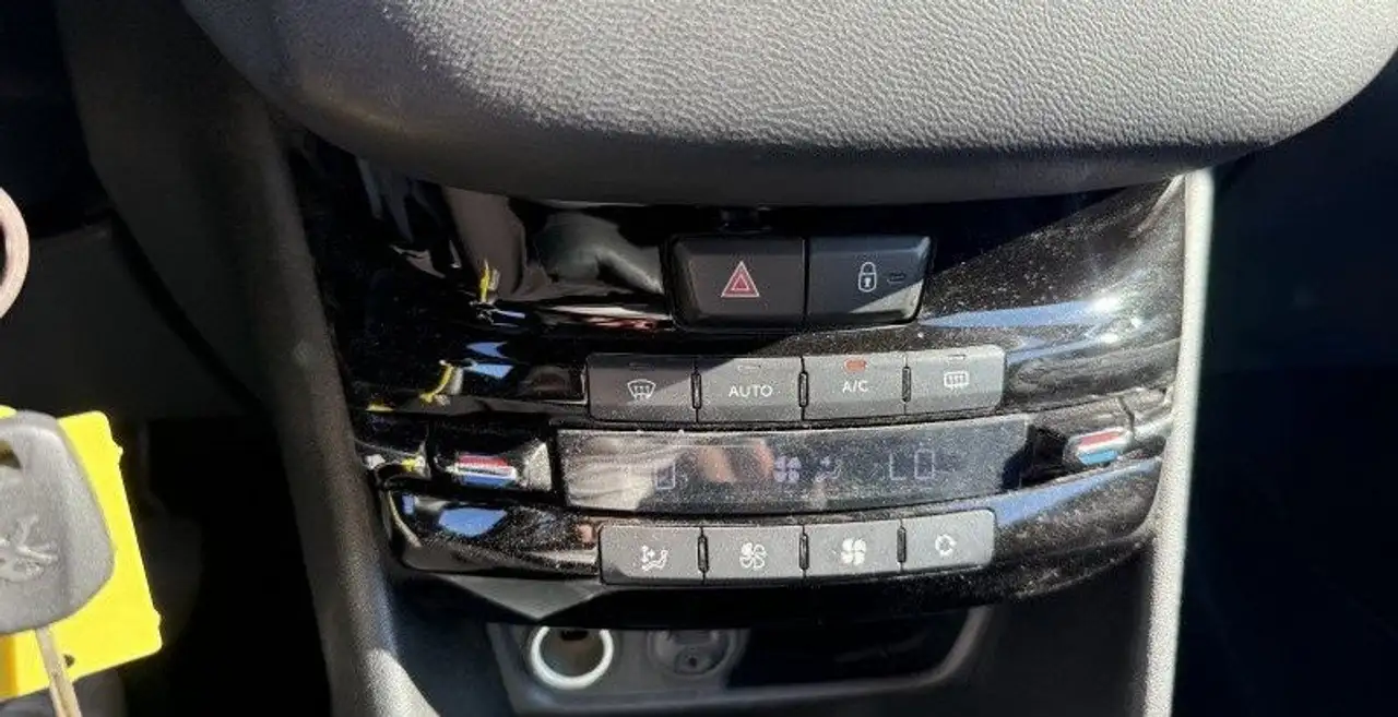 Peugeot 208 208 — photo 18