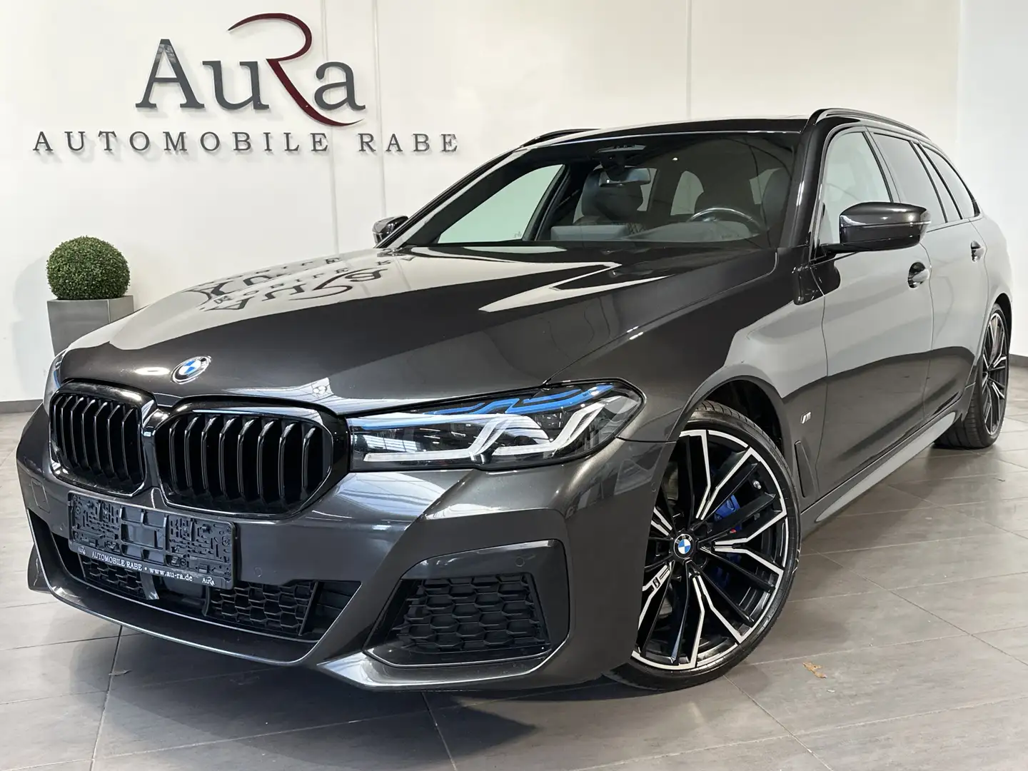 BMW 540 Touring xDrive M-Sport NAV+LED+PANO+AHK+H&K Gris - 2