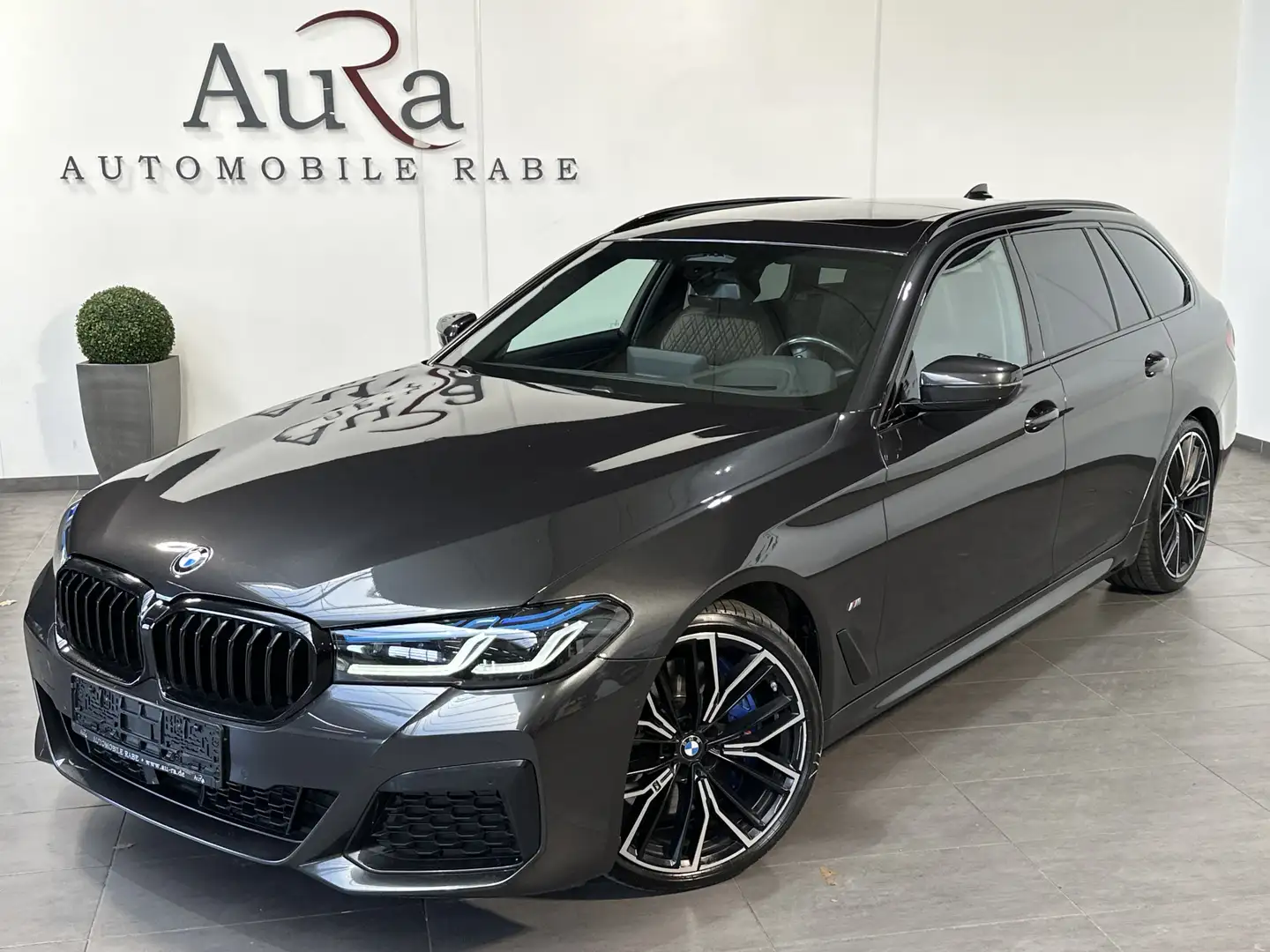 BMW 540 Touring xDrive M-Sport NAV+LED+PANO+AHK+H&K Gris - 1