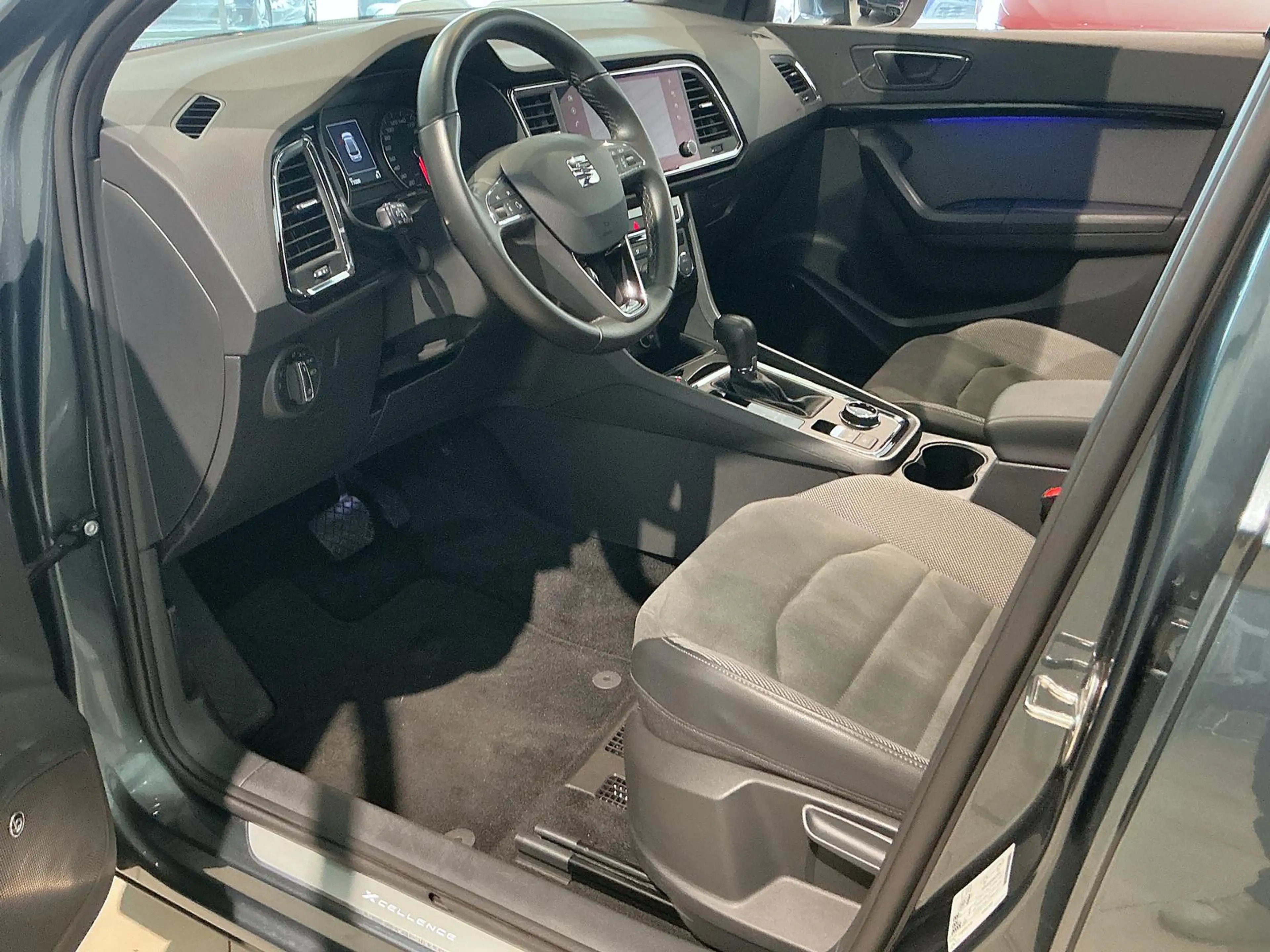 SEAT Ateca TDI DSG 4x4 X LED PANO Beats MLink SHZ RFK — photo 8