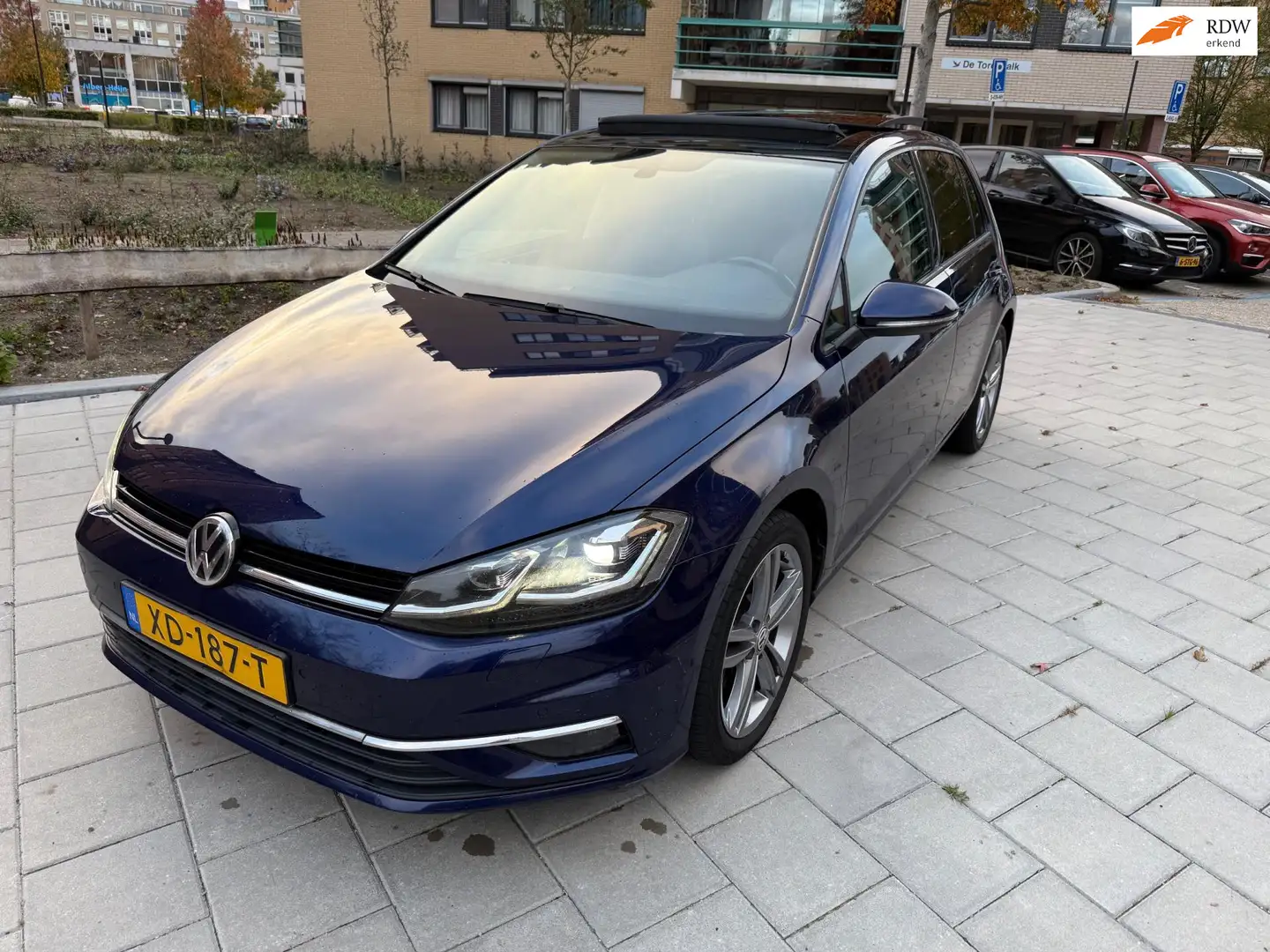 Volkswagen Golf 1.6 TDI | PANO | Facelift | PDC | Keyless Blauw - 1