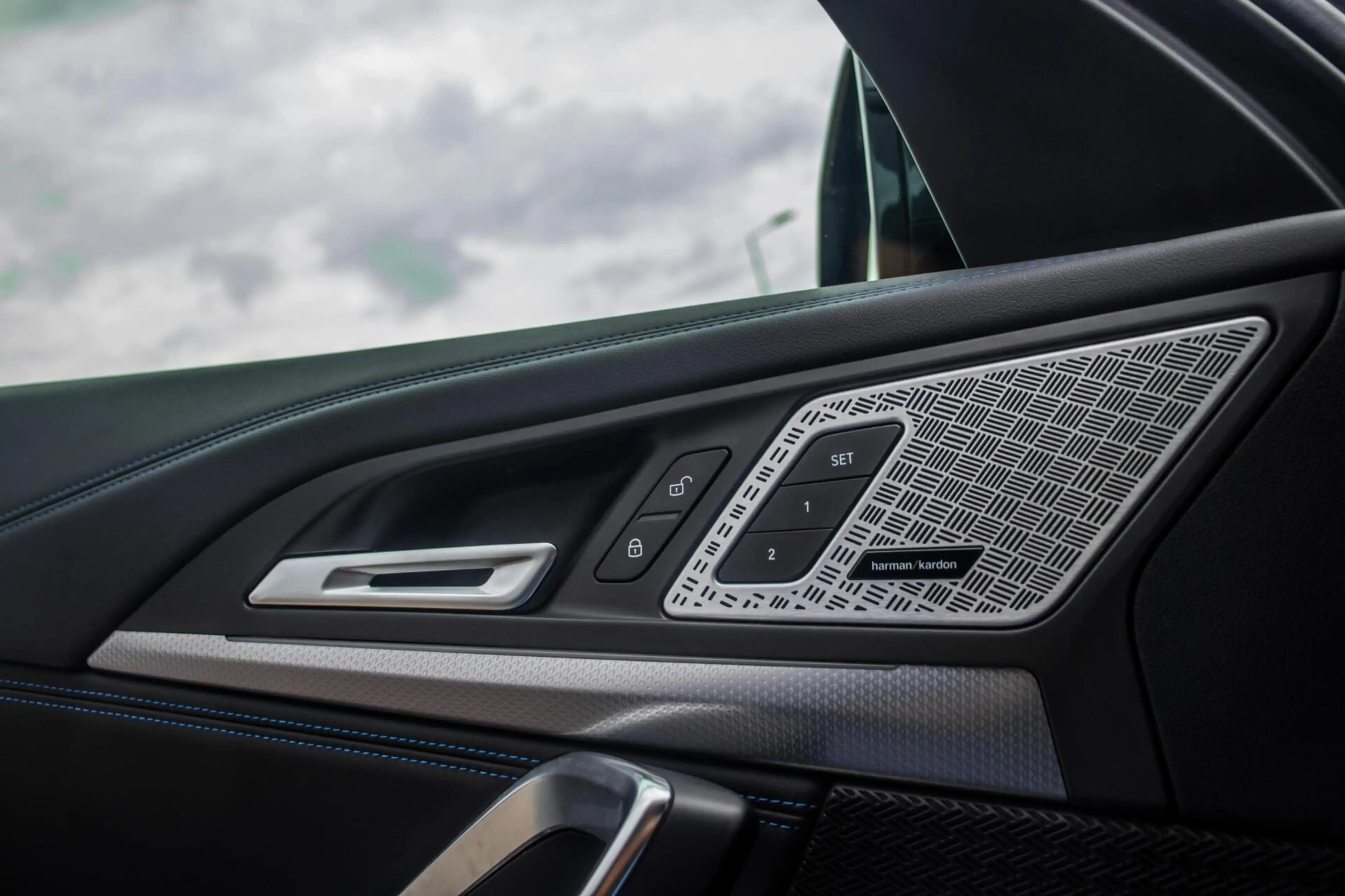 BMW iX1 xDrive30 67 kWh M-Sport Pro, BTW, SOH 96%, Pano — photo 17