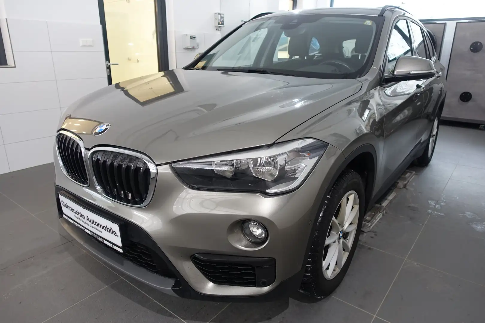BMW X1 sDrive16d Silber - 1