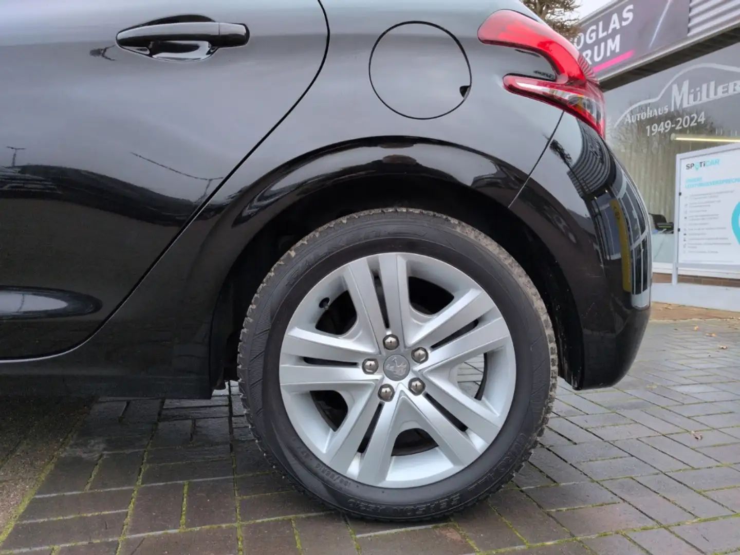 Peugeot 208 Signature SITZHEIZUNG PDC ALLWETTER ALU KLIMA Schwarz - 2