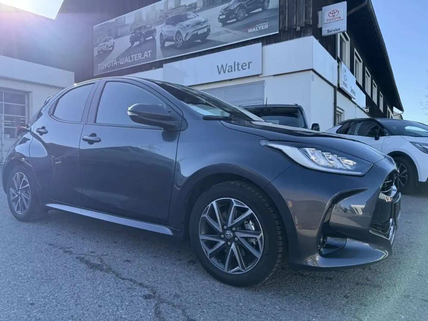Toyota Yaris 1,5 VVT-i Hybrid Lounge Grigio - 1