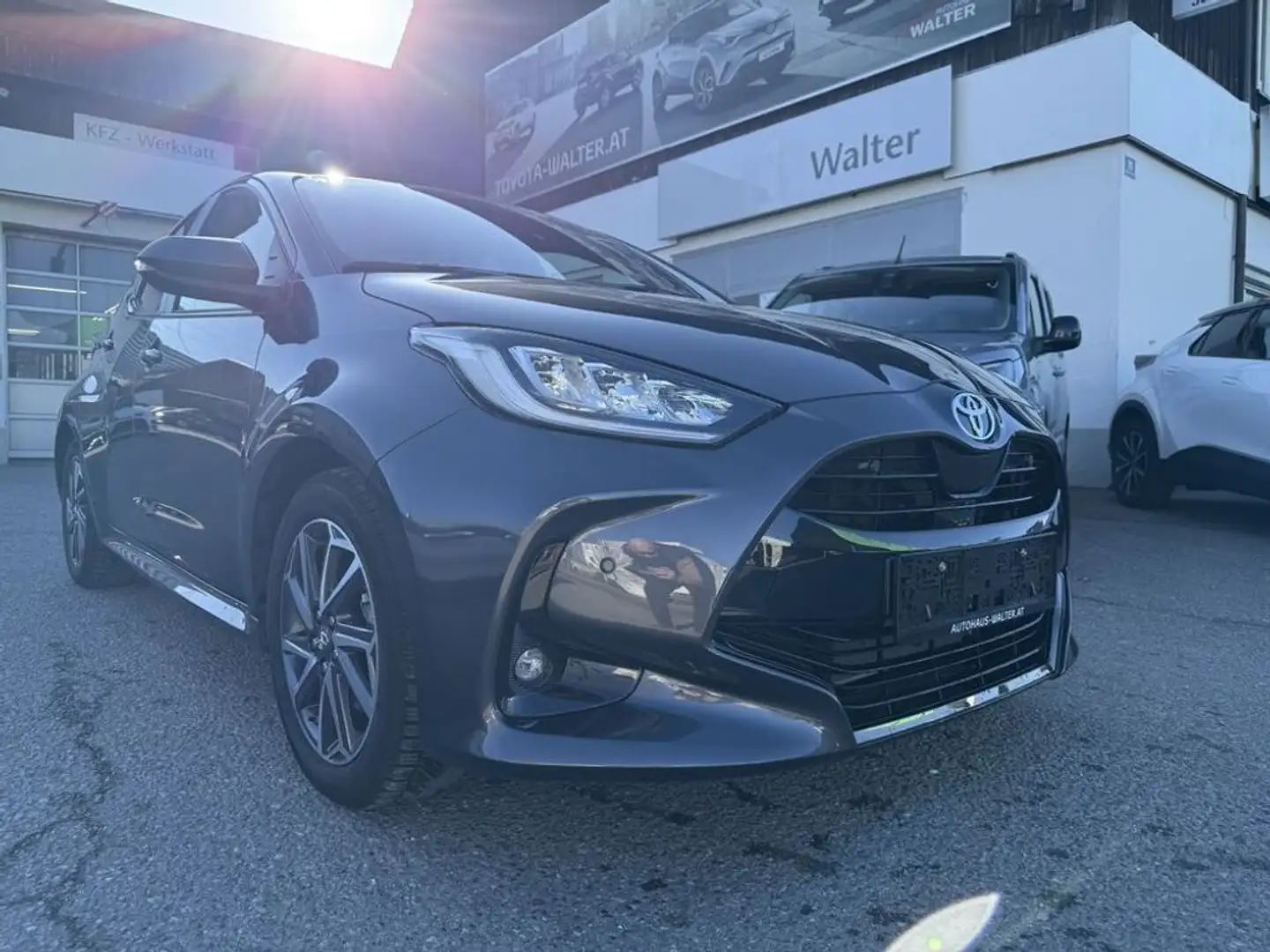 Toyota Yaris 1,5 VVT-i Hybrid Lounge Gris - 2
