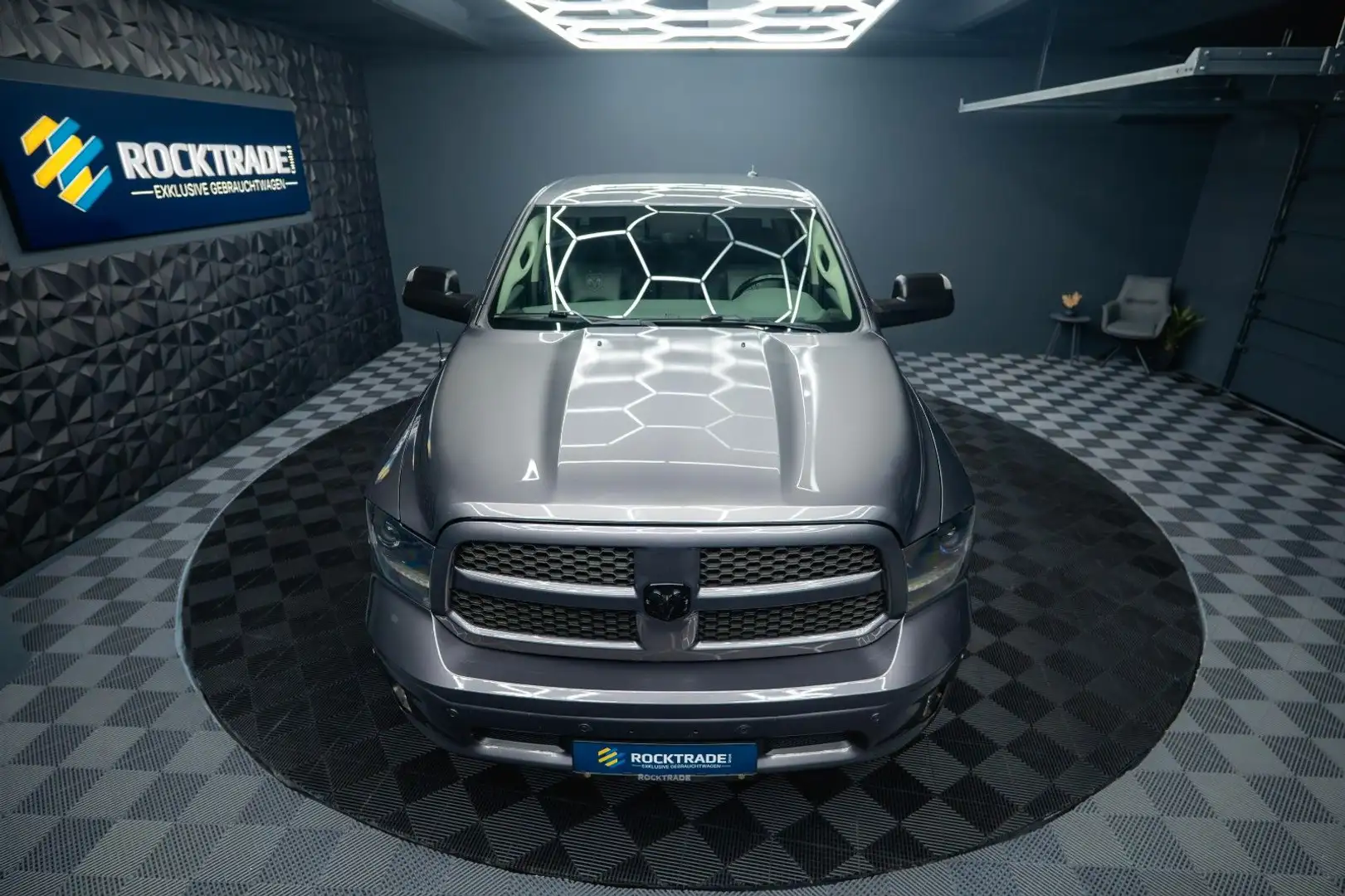 Dodge RAM 5.7 V8 HEMI 4x4 Offroad Night Edition LPG Gris - 2