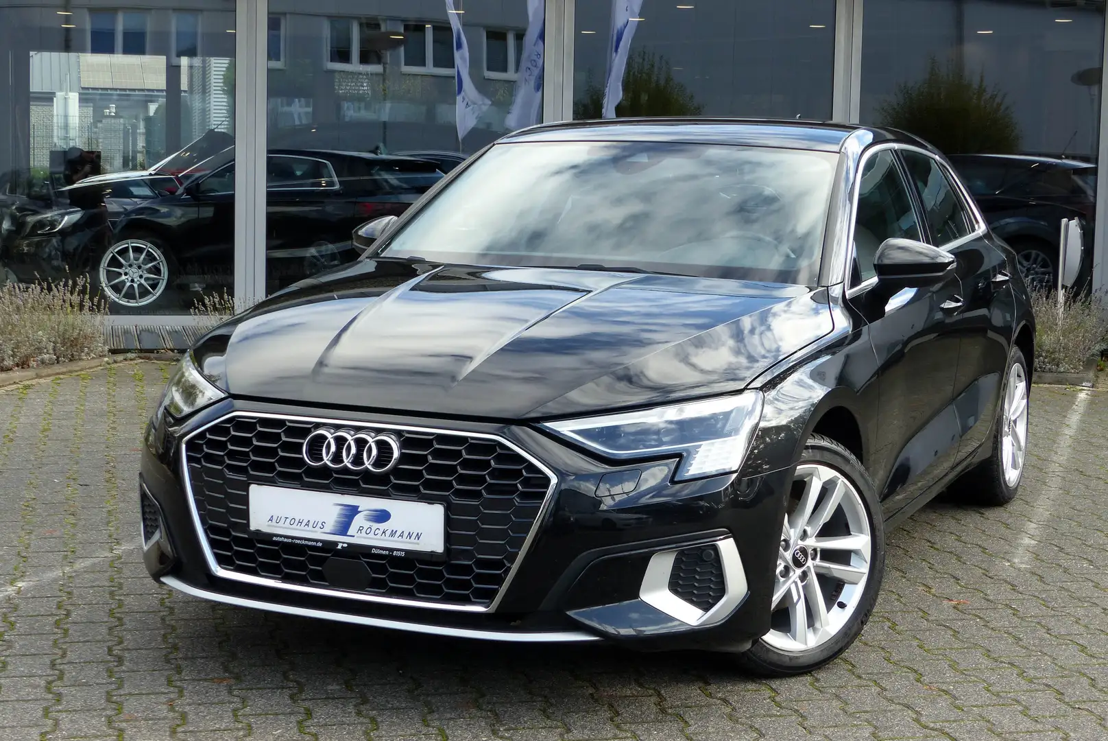 Audi A3 Sportback 35 TFSI Aut. Panorama Navi virtl. App Schwarz - 2