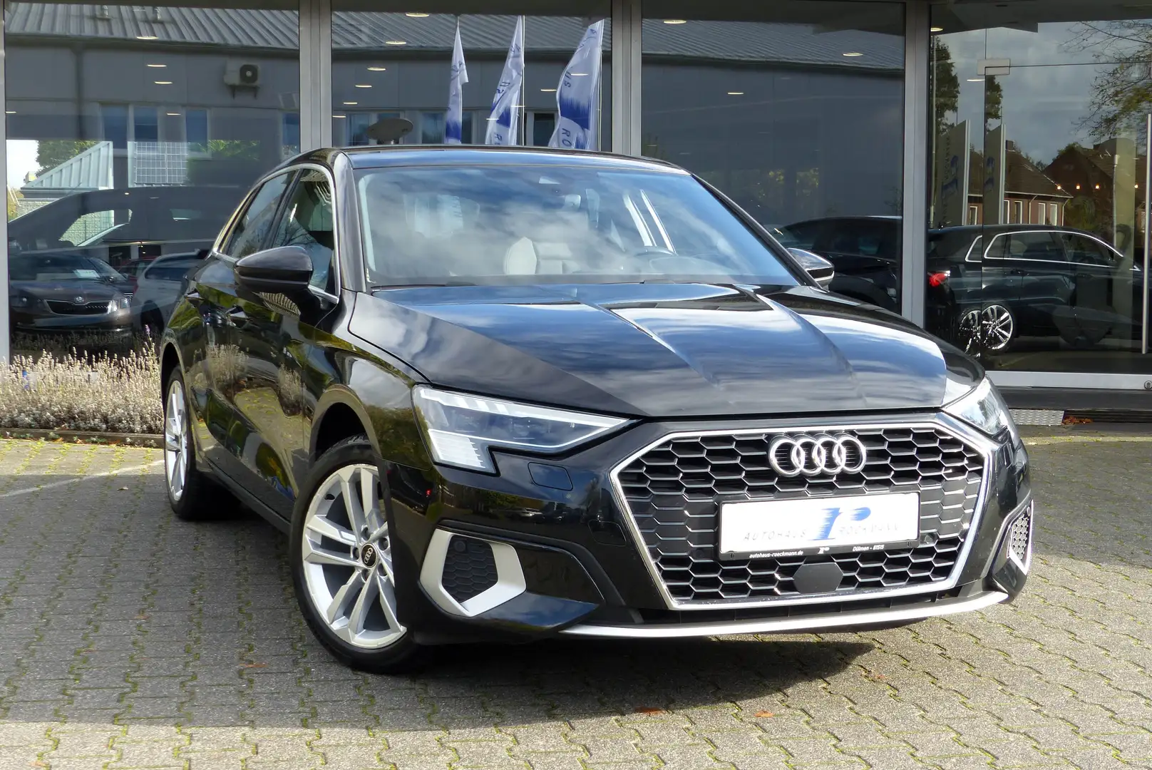 Audi A3 Sportback 35 TFSI Aut. Panorama Navi virtl. App Schwarz - 1