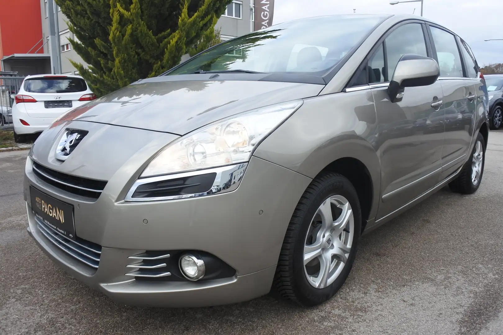 Peugeot 5008 1,6 e-HDi 115 FAP Automatik/7SITZE/PICKERL NEU Silber - 2