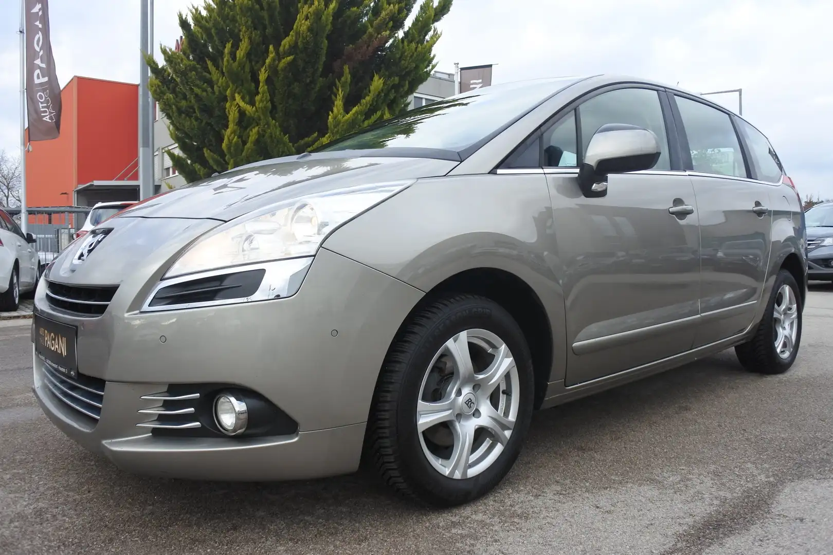 Peugeot 5008 1,6 e-HDi 115 FAP Automatik/7SITZE/PICKERL NEU Silber - 1