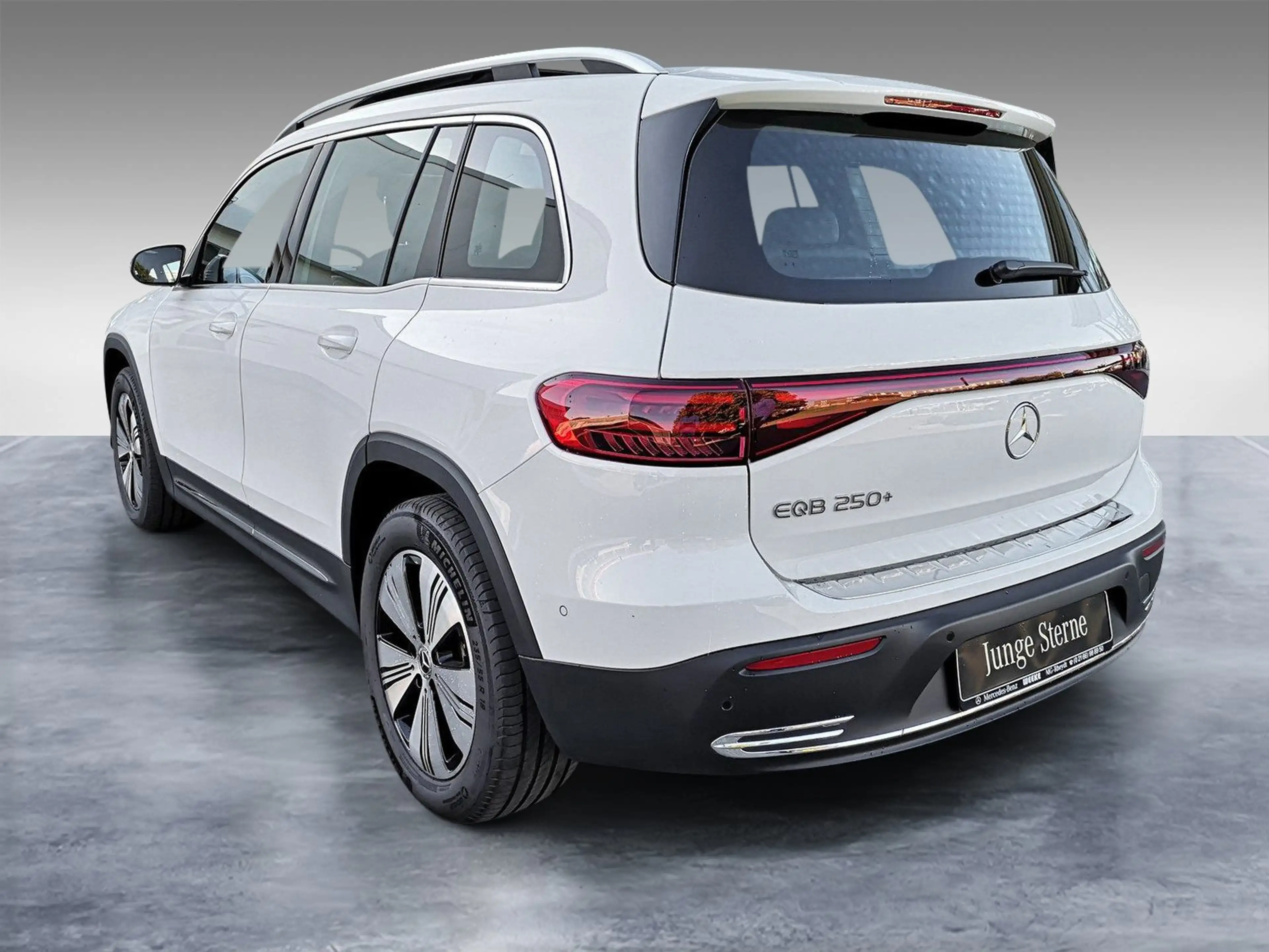 Mercedes-Benz EQB 250 + Progressive+DISTRONIC+AHK+PANO-SD+360+ — photo 7