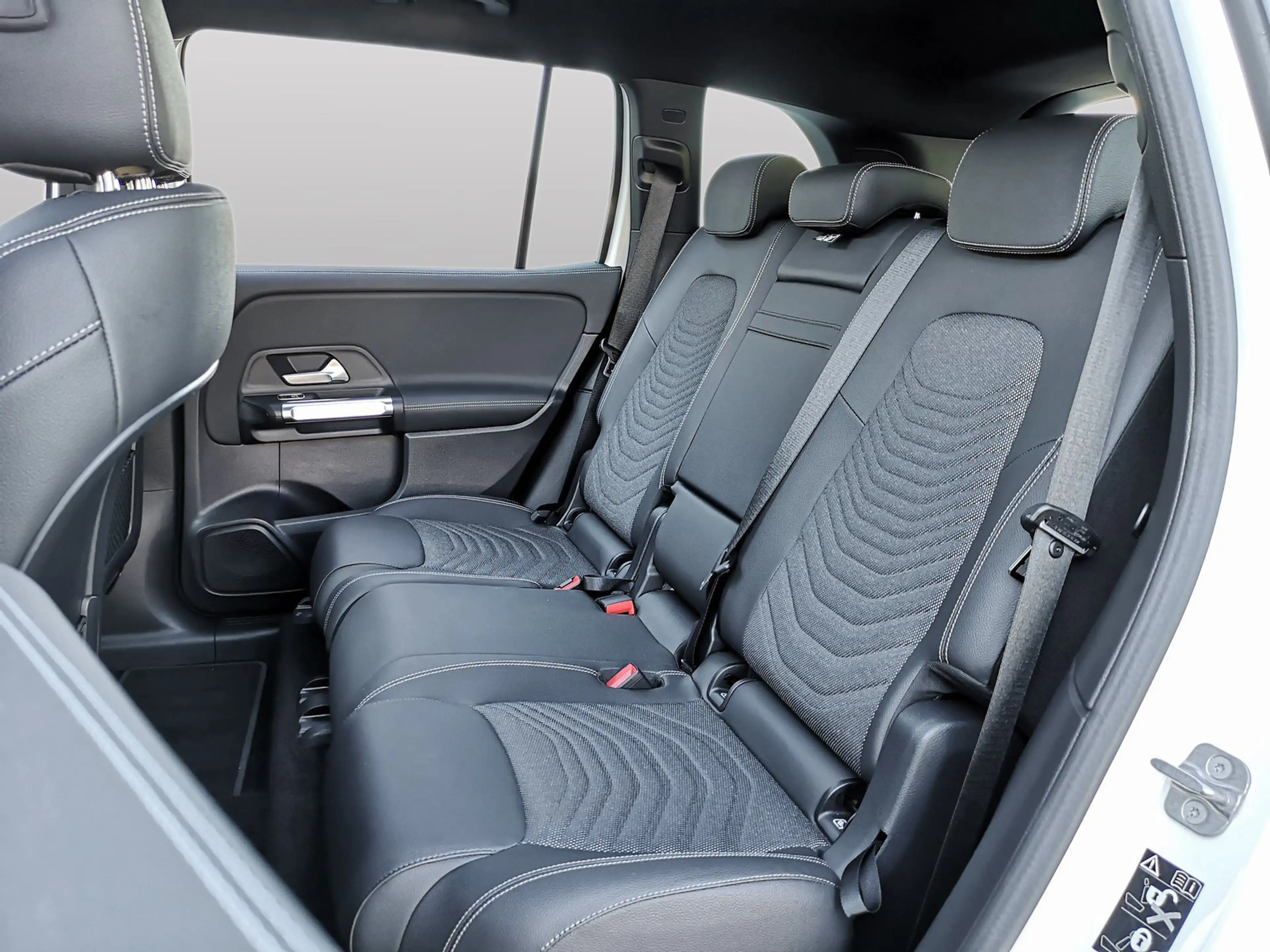 Mercedes-Benz EQB 250 + Progressive+DISTRONIC+AHK+PANO-SD+360+ — photo 10