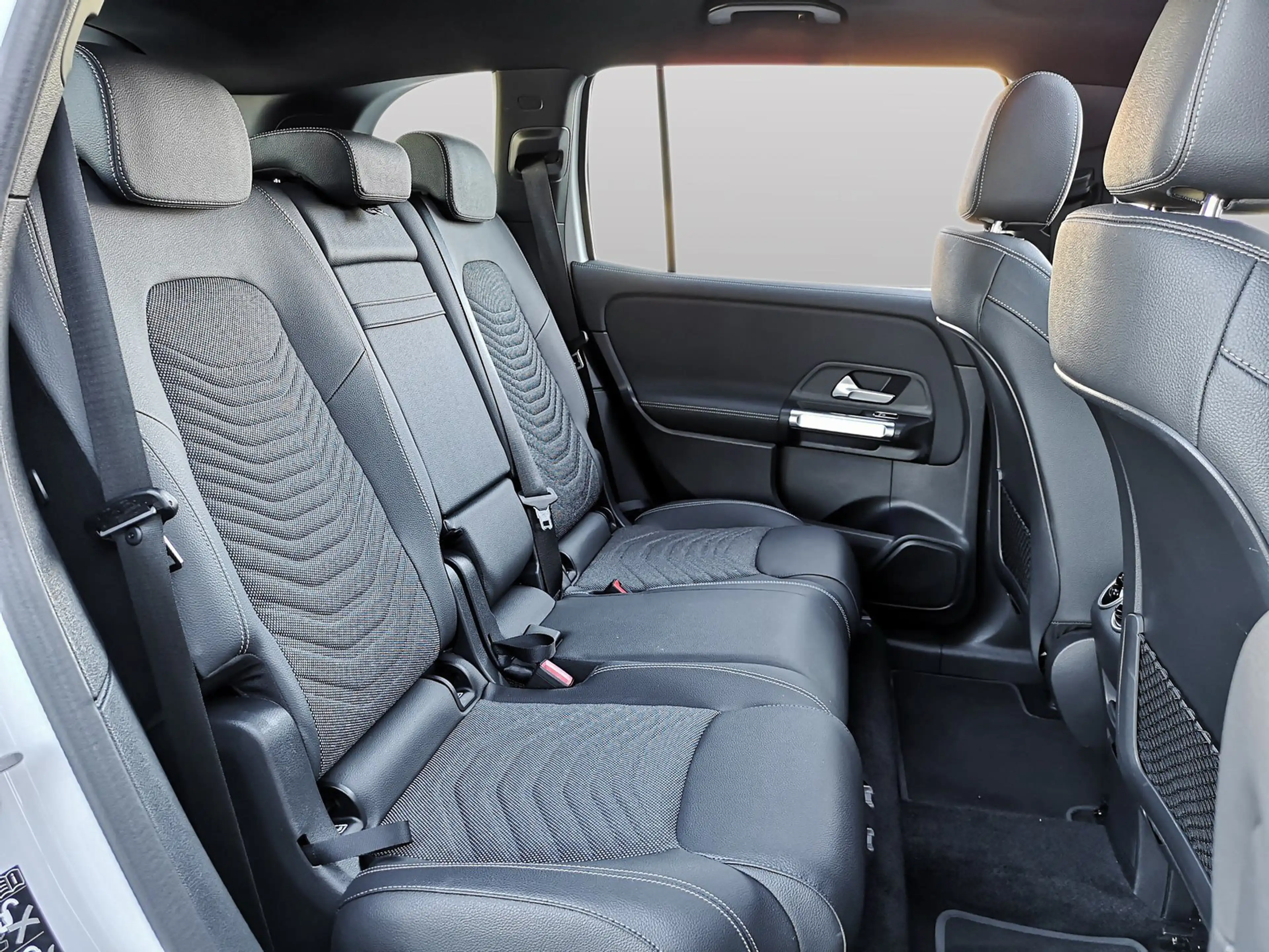 Mercedes-Benz EQB 250 + Progressive+DISTRONIC+AHK+PANO-SD+360+ — photo 11