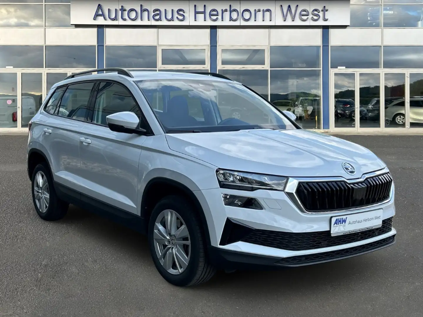 Skoda Karoq 1.5 TSI ACT Selection DSG LED Navi Park und Winter Weiß - 2