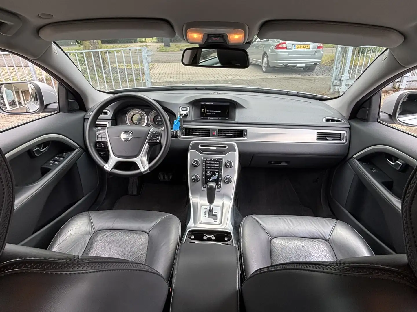 Volvo XC70 2.4 D5 AWD Summum Zilver - 2