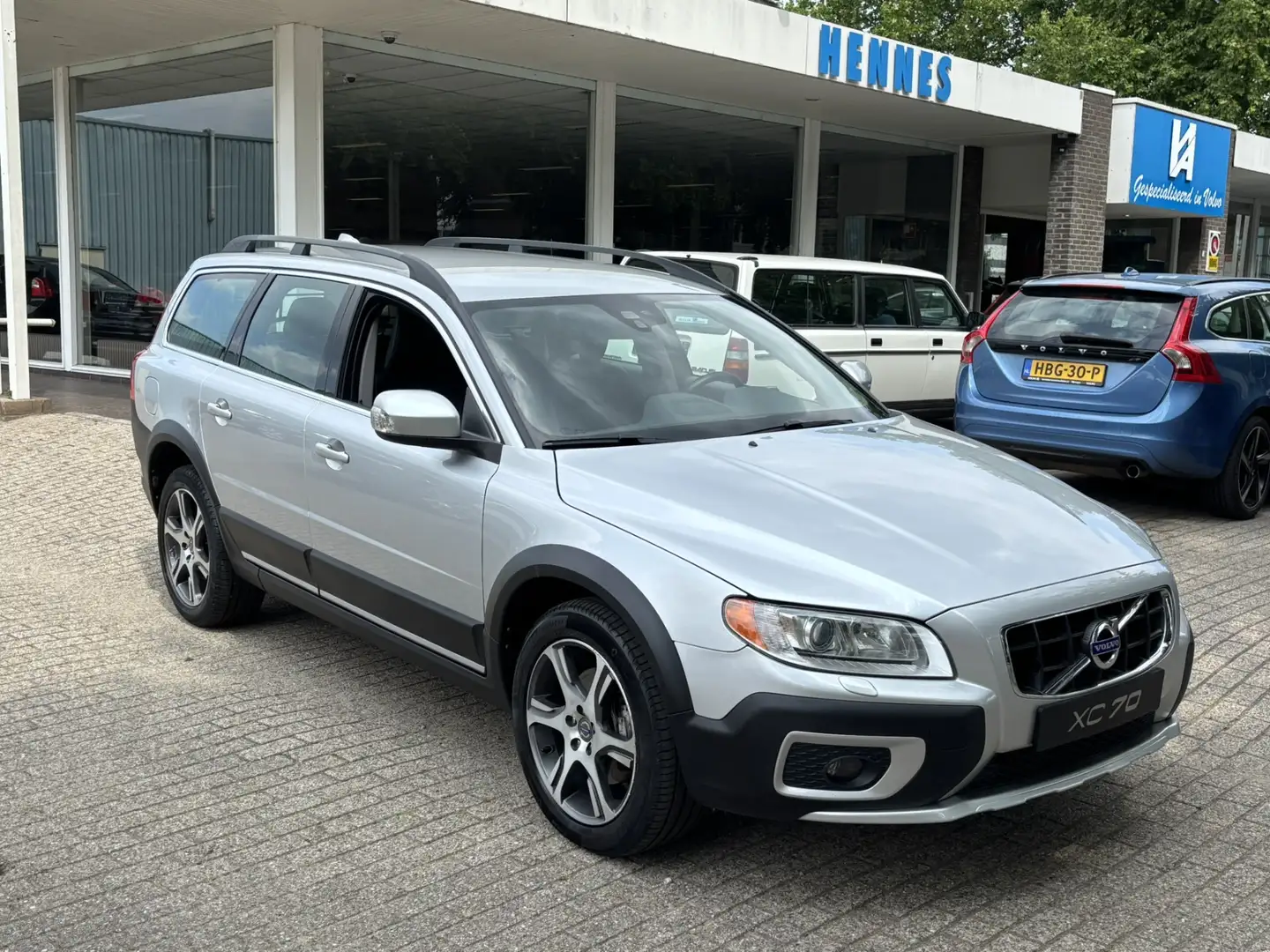 Volvo XC70 2.4 D5 AWD Summum Zilver - 1