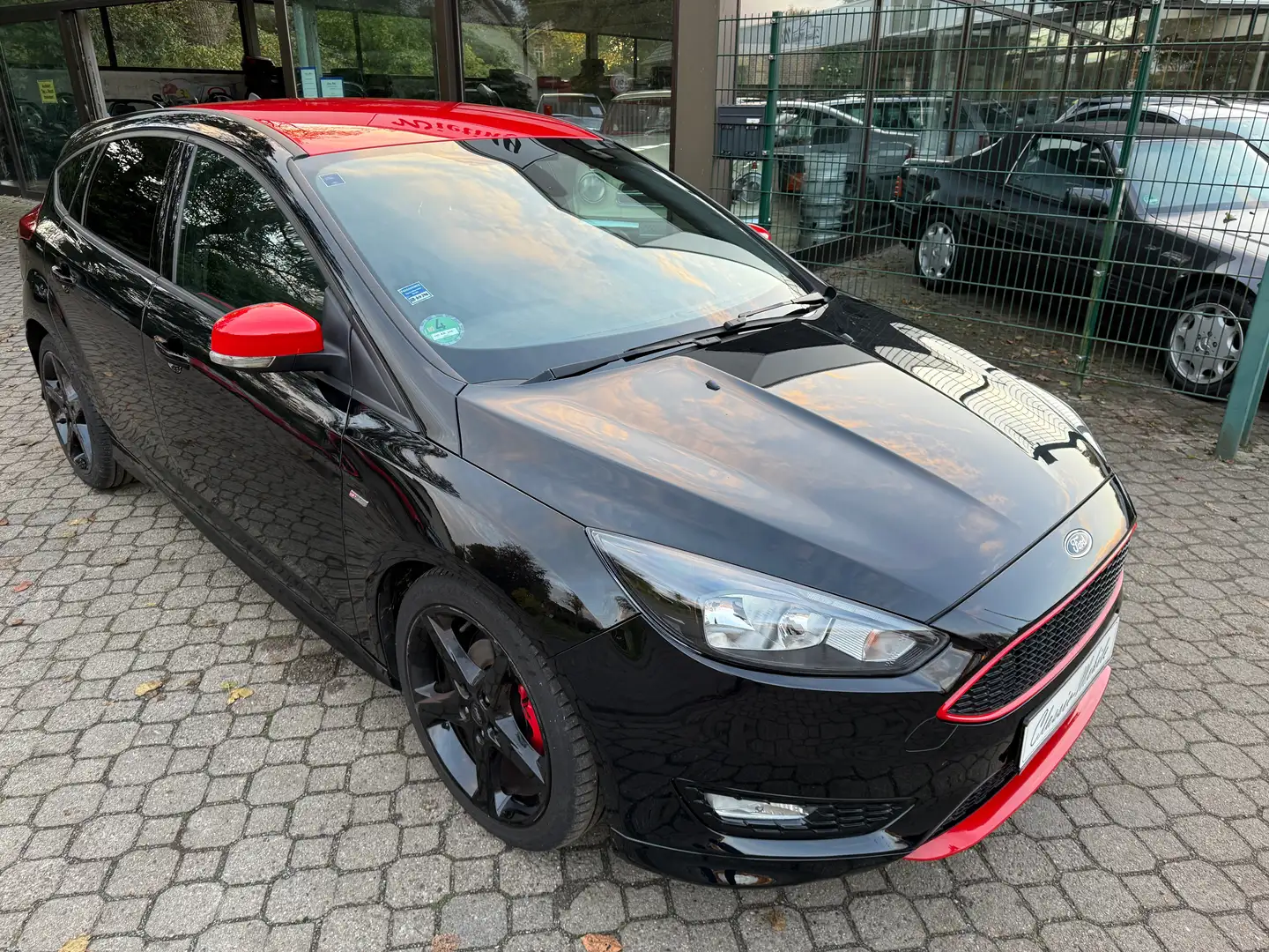 Ford Focus 1.0 EcoBoost ST-Line *Automatik*Navi*PDC*HU neu* Schwarz - 1