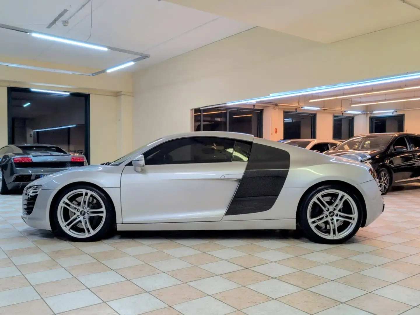 Audi R8 Coupe 4.2 V8 quattro r-tronic Silber - 2