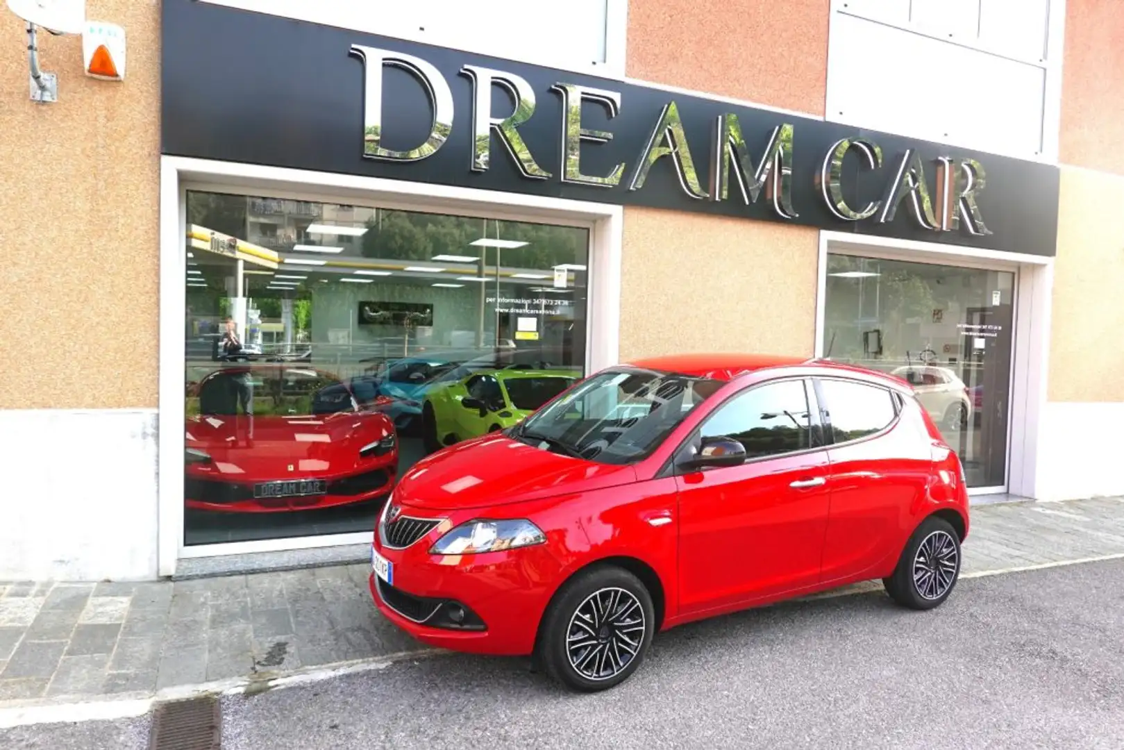 Lancia Ypsilon 1.0 FireFly 5 porte S&S Hybrid Gold UNIPRO Červená - 1