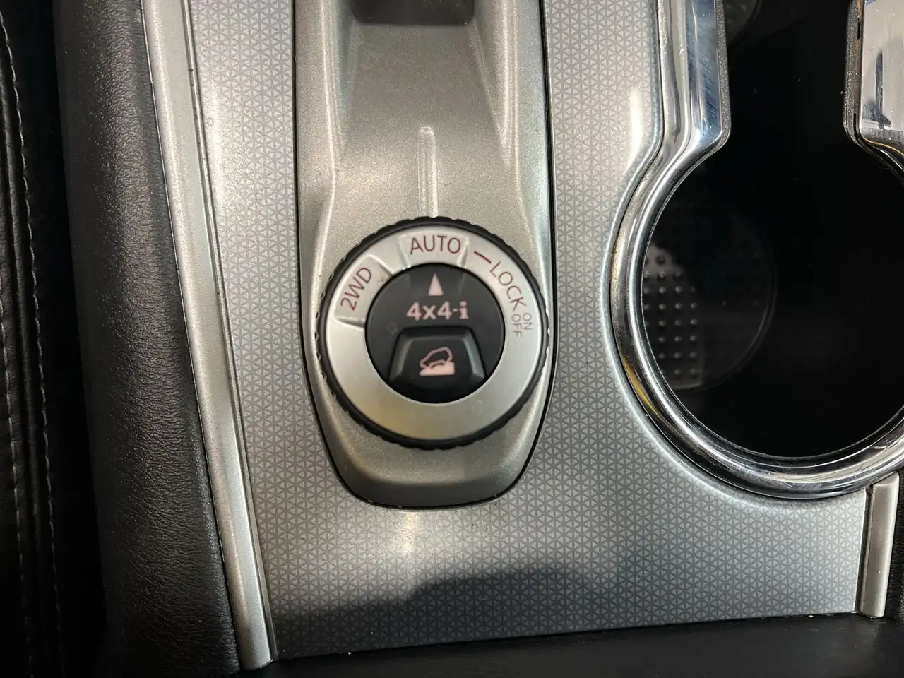 Nissan Pathfinder снимка Nissan Pathfinder