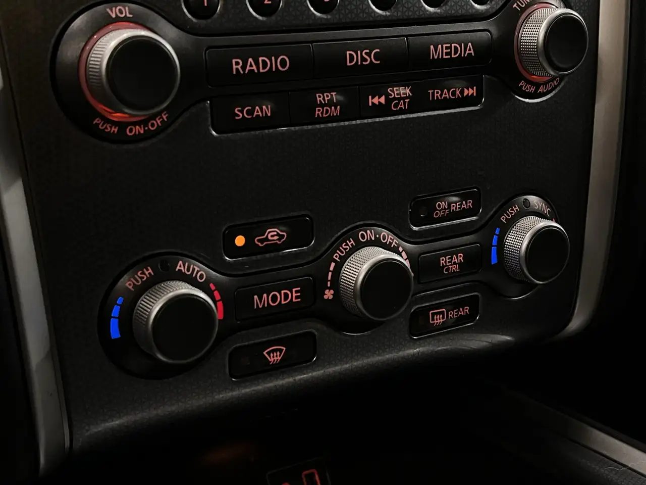 Nissan Pathfinder снимка Nissan Pathfinder