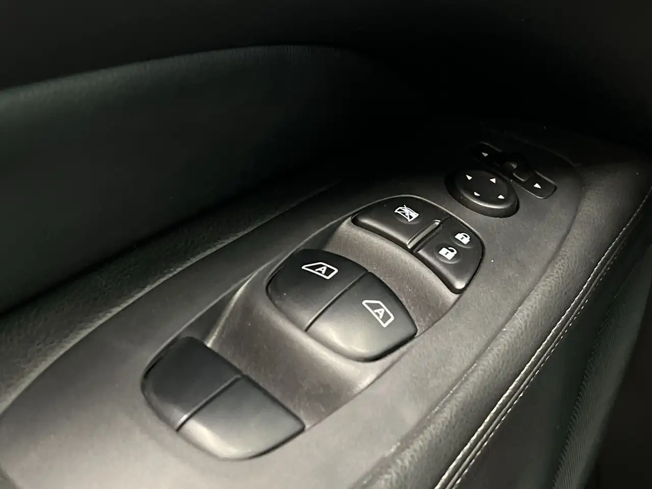 Nissan Pathfinder снимка Nissan Pathfinder