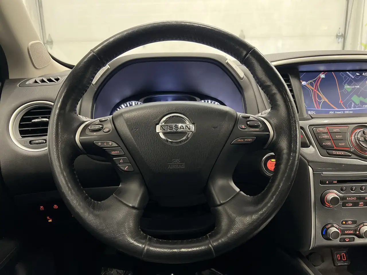 Nissan Pathfinder снимка Nissan Pathfinder