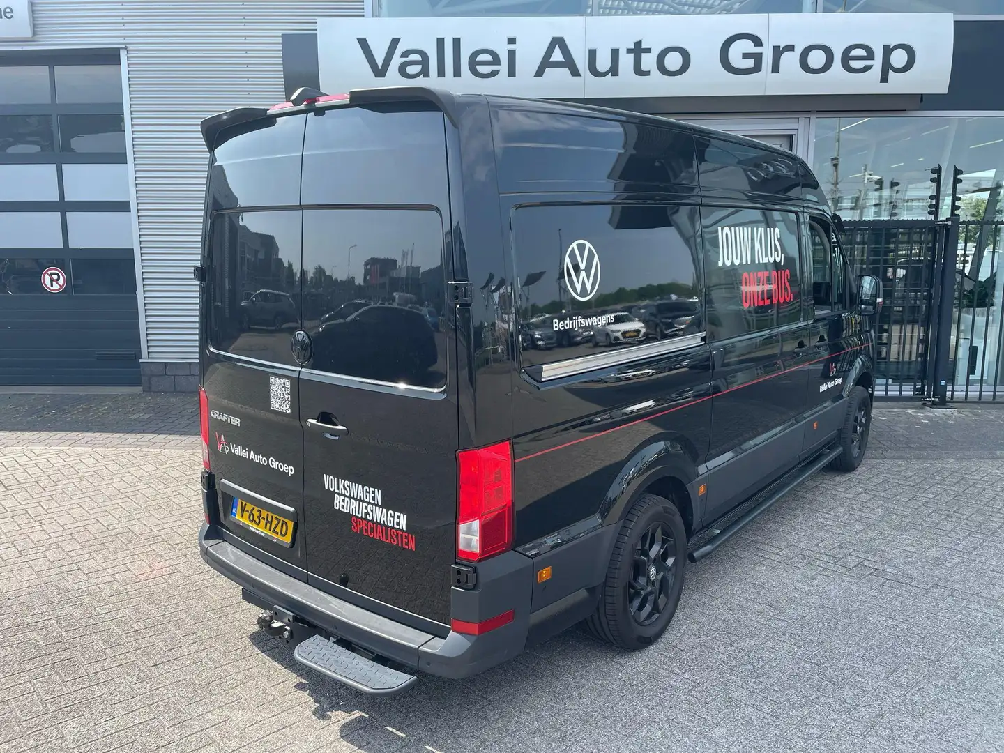 Volkswagen Crafter 35 2.0 TDI L3H3 Exclusive | Hero Uitvoering | Airc Zwart - 2