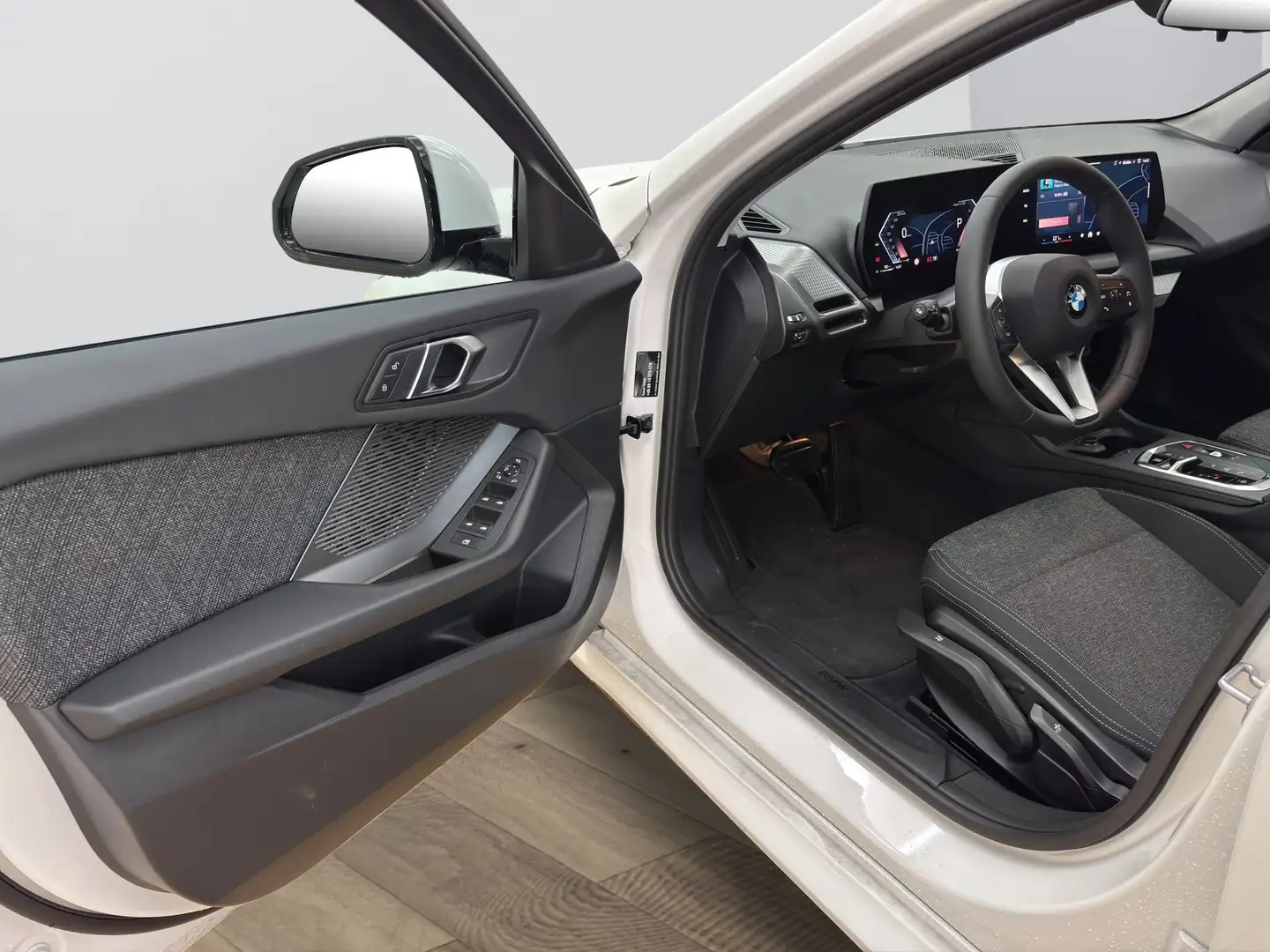 BMW 120 5-Türer [M Sport, Navi, RFK, SHZ, 18" LMR] Weiß - 2