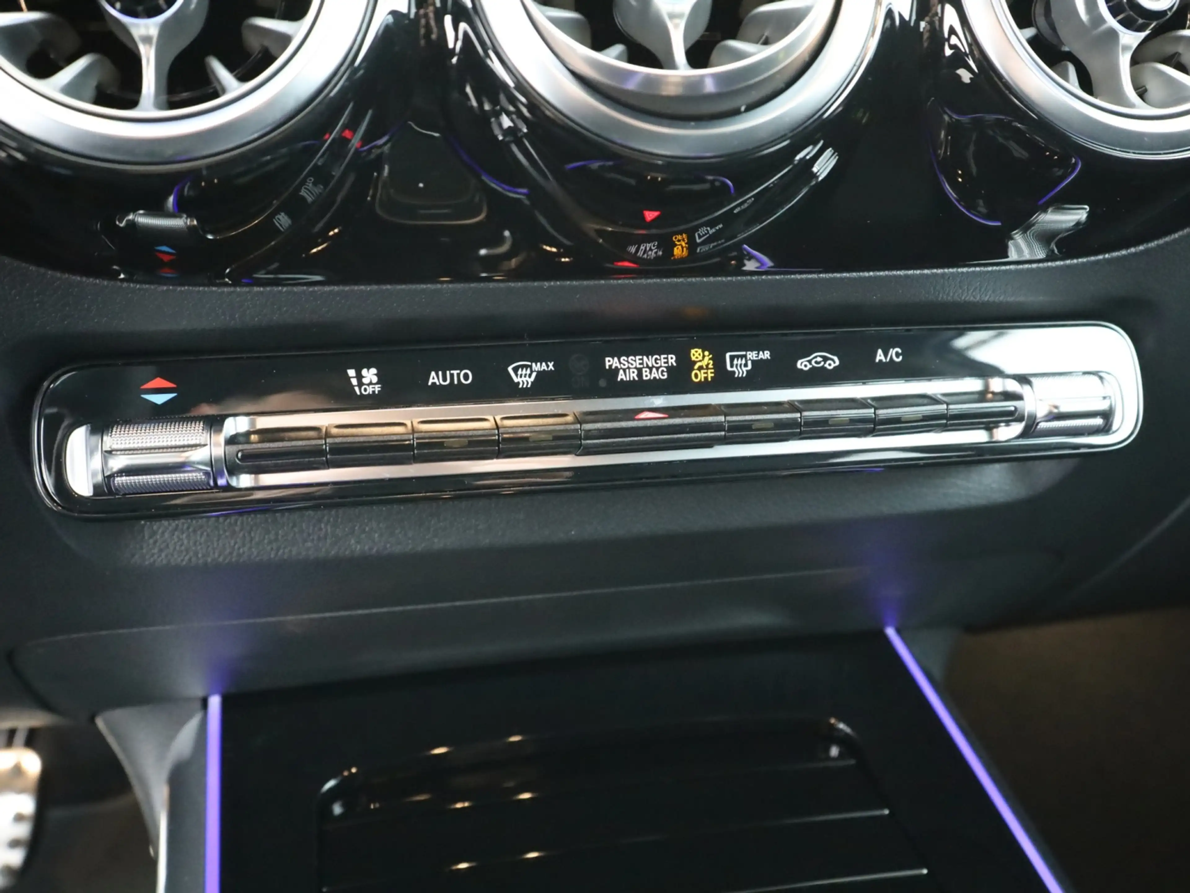 Mercedes-Benz GLA 200 AHK AUT DynLicht Fernlichtass. Kam. LED — photo 14